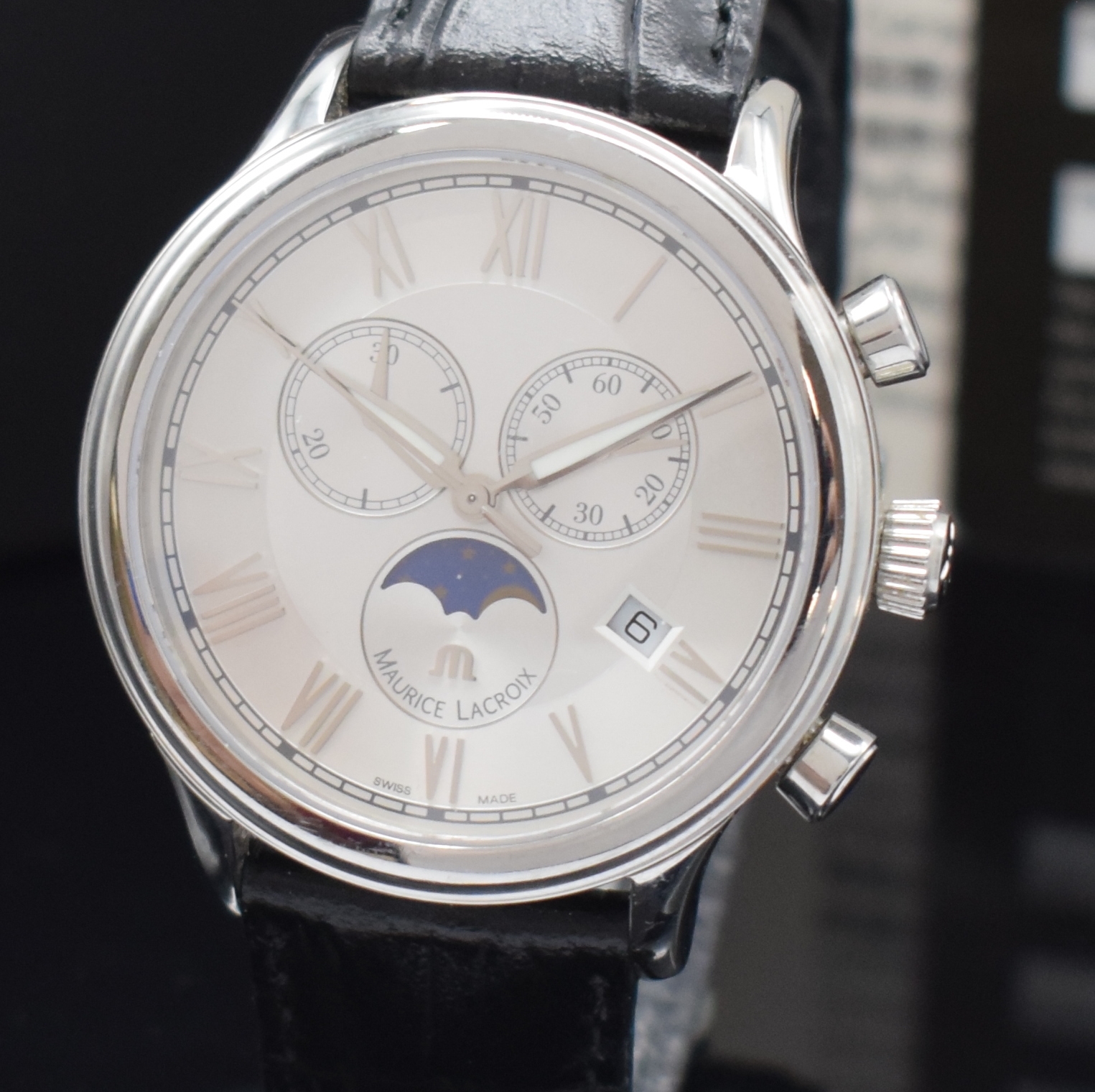 Detail a: Maurice Lacroix Phase De Lune Herrenchronograph mit Vollkalender in Stahl Referenz LC1138, quarz, Boden aufgedr., Lederband m. orig. Faltschl., silb. ...