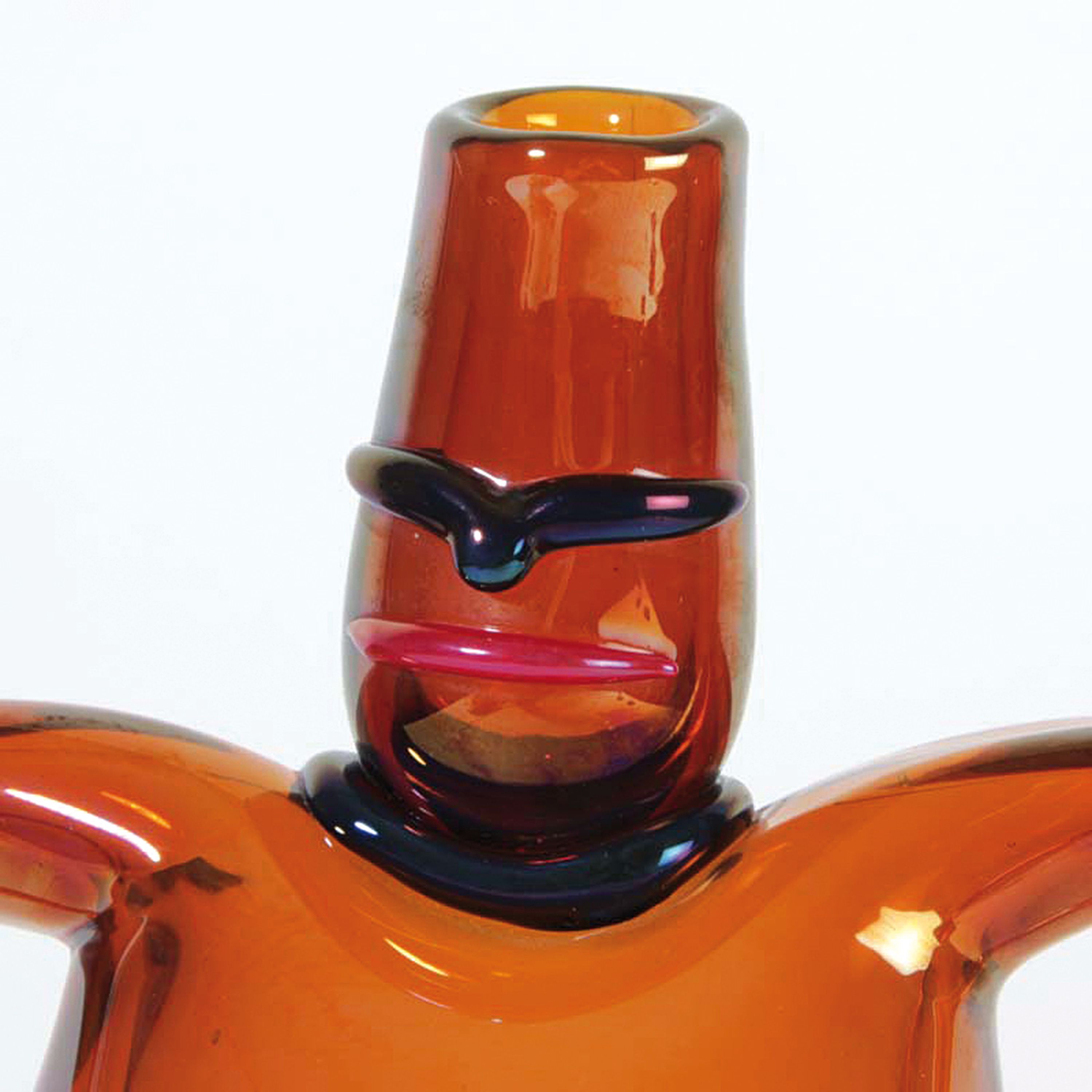 Detail a: Skurrile Glasskulptur, Murano, Italien, 1960/70er-Jahre, orangefarbenes Glas mit farbigen Aufschmelzungen, Mann mit in die Hüften gestemmten Armen, ...