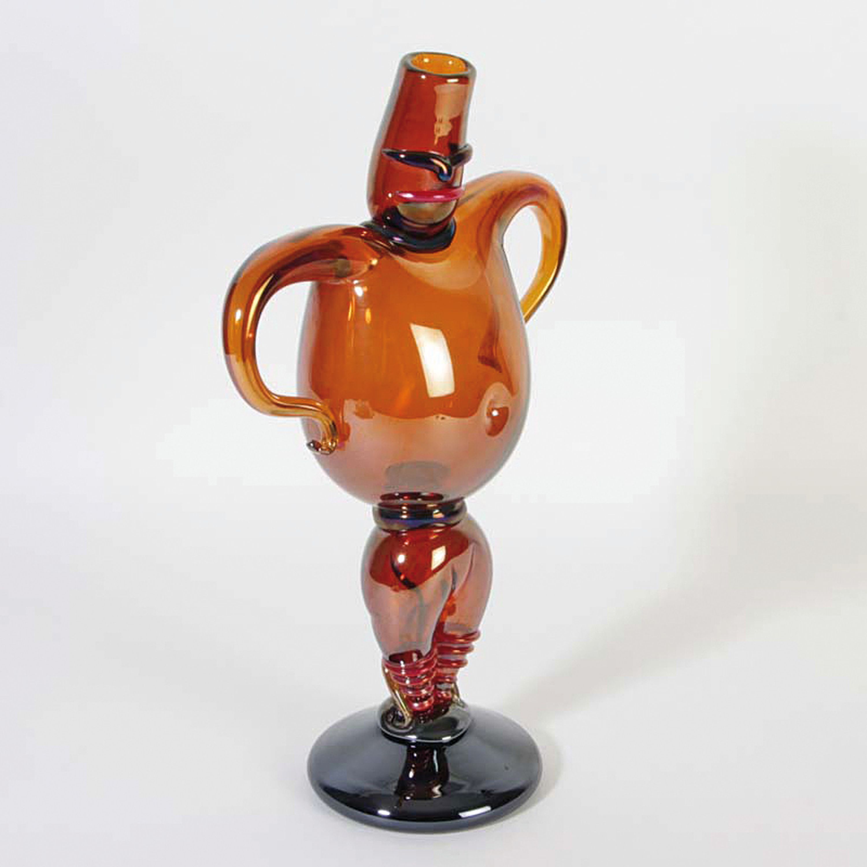Detail b: Skurrile Glasskulptur, Murano, Italien, 1960/70er-Jahre, orangefarbenes Glas mit farbigen Aufschmelzungen, Mann mit in die Hüften gestemmten Armen, ...