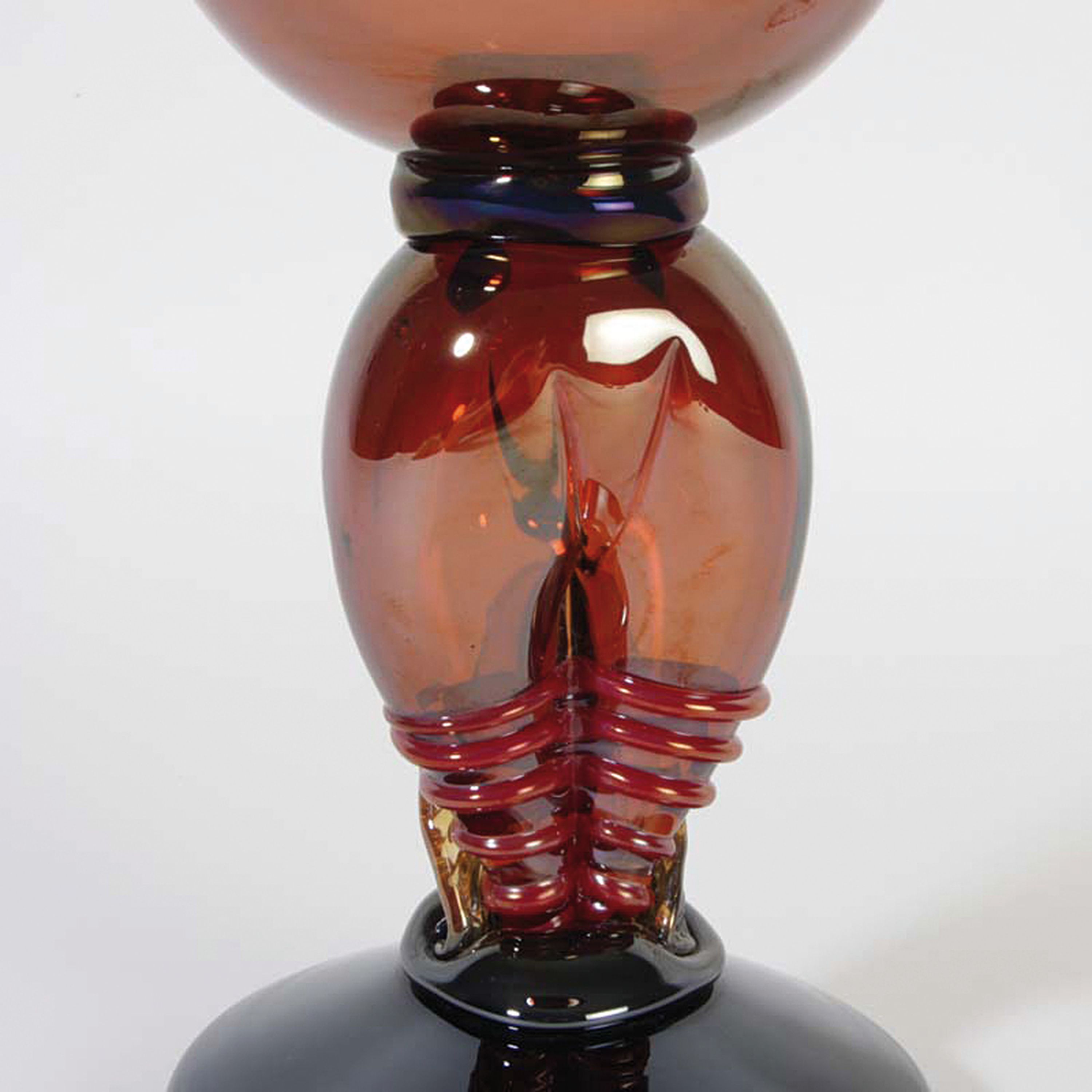Detail d: Skurrile Glasskulptur, Murano, Italien, 1960/70er-Jahre, orangefarbenes Glas mit farbigen Aufschmelzungen, Mann mit in die Hüften gestemmten Armen, ...