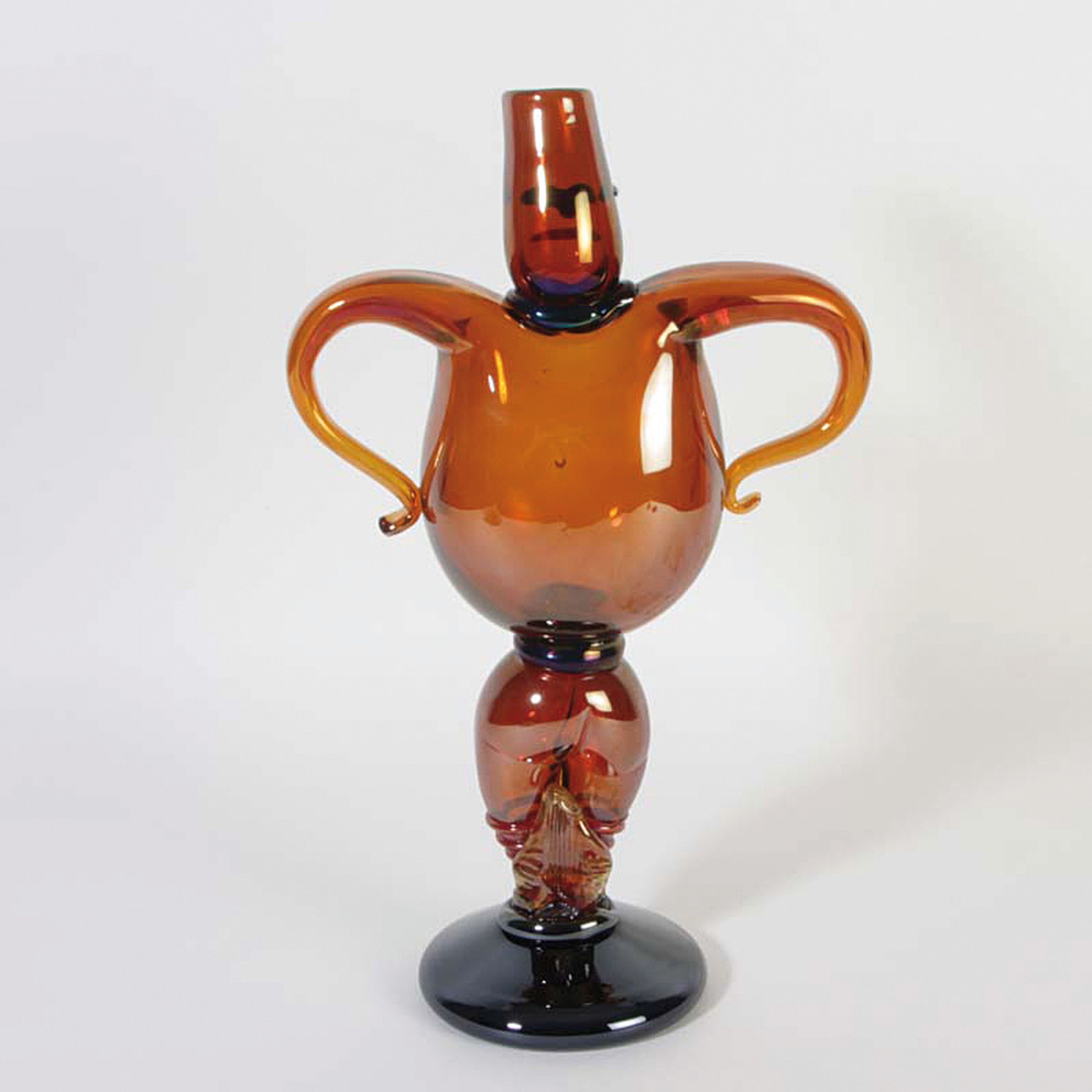 Detail e: Skurrile Glasskulptur, Murano, Italien, 1960/70er-Jahre, orangefarbenes Glas mit farbigen Aufschmelzungen, Mann mit in die Hüften gestemmten Armen, ...
