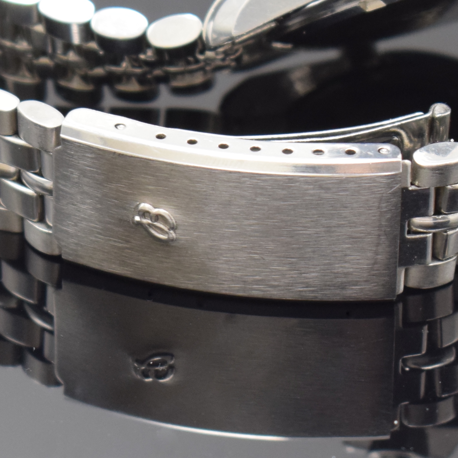 Detail b: BREITLING Navitimer Quartz 2100 Pluton Multifunktionsuhr in Stahl Referenz 80190, Schweiz um 1980, verschr. Geh. inkl. orig. Stahlband m. Faltschl., ...