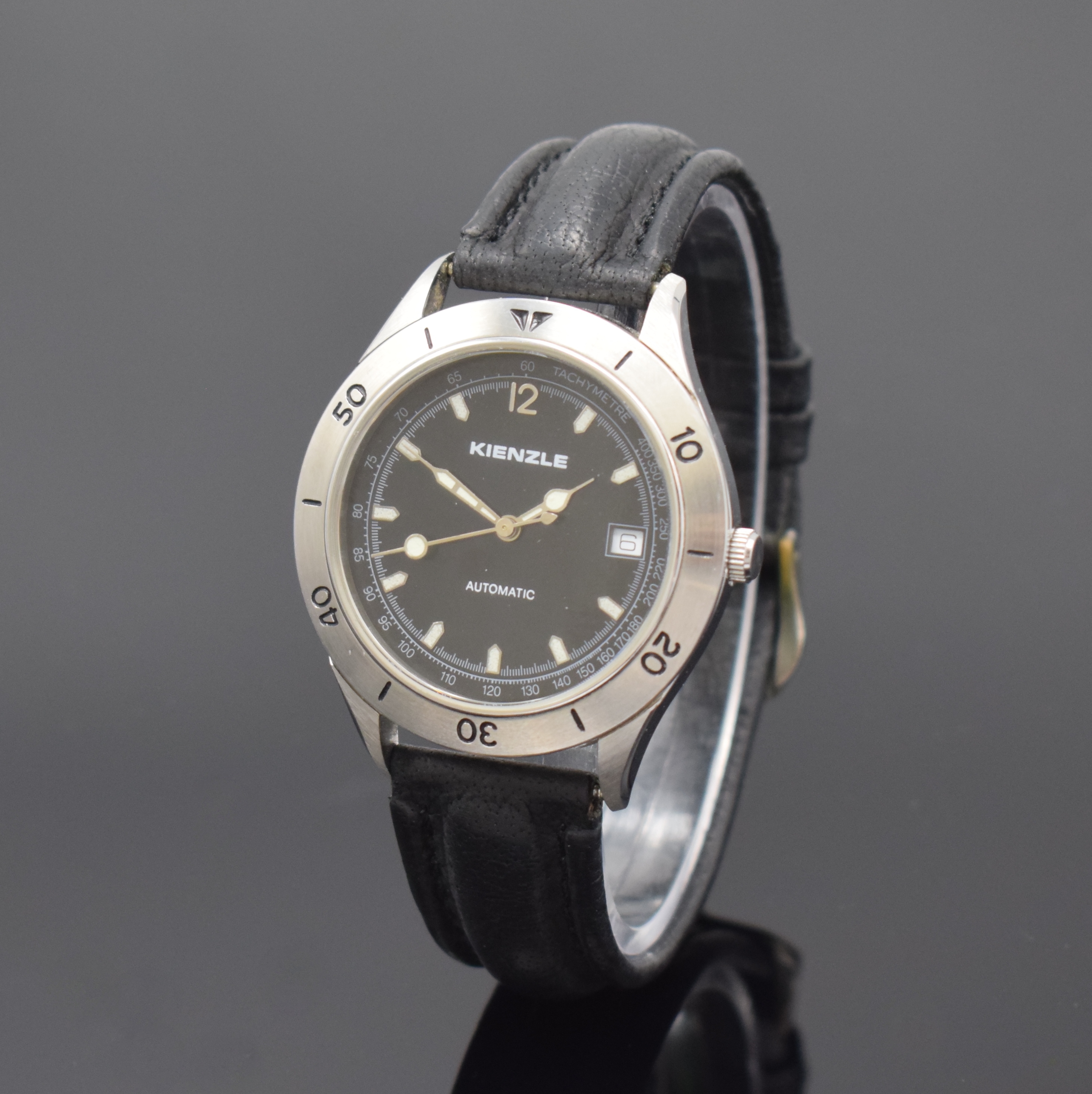 KIENZLE Herrenarmbanduhr, Automatik, Schweiz um 2000, Automatik, beids. vergl. Edelstahlgeh., Boden verschr., Lünette m. 60er Teilung, schwarzes ...