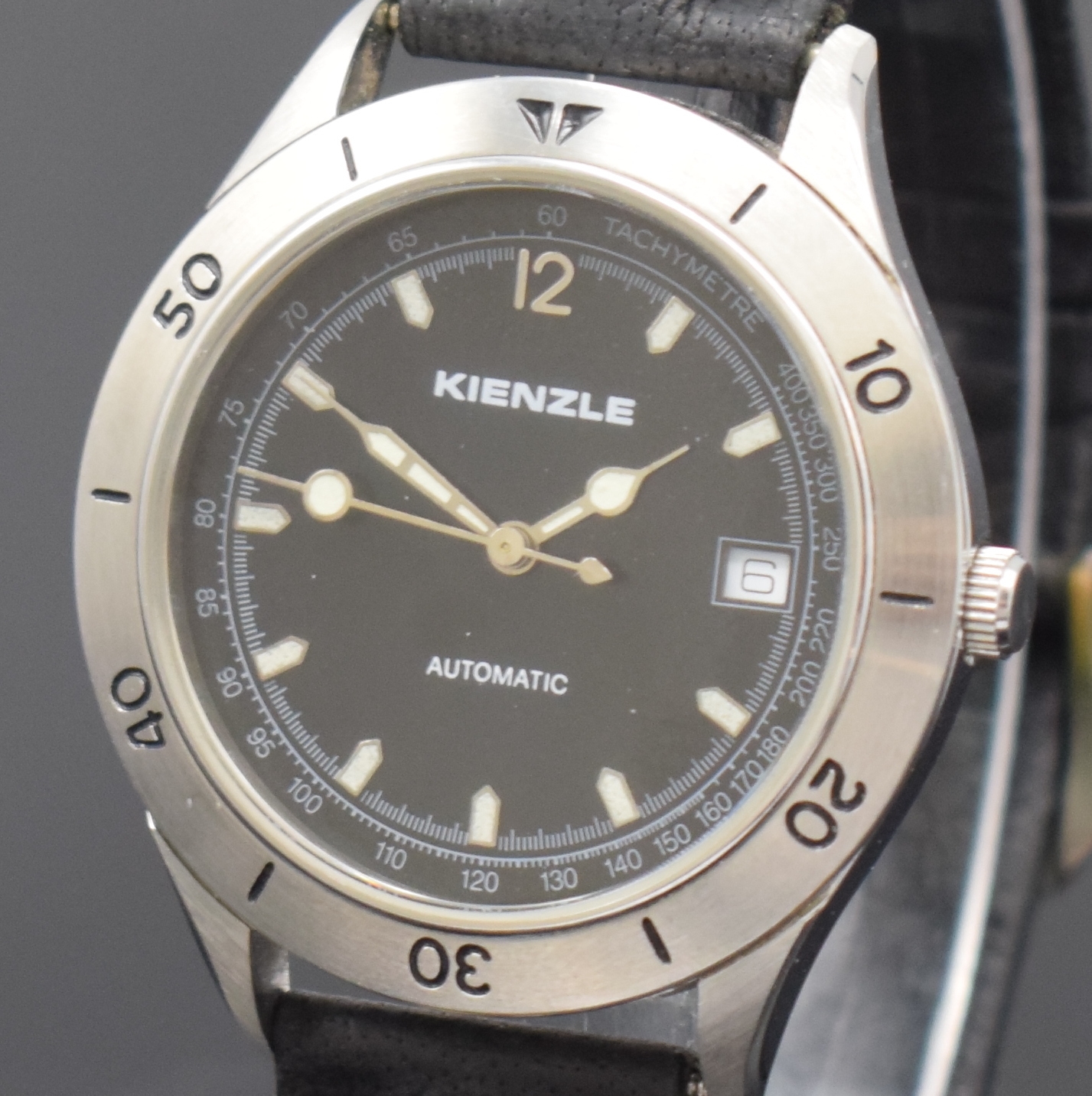 Detail a: KIENZLE Herrenarmbanduhr, Automatik, Schweiz um 2000, Automatik, beids. vergl. Edelstahlgeh., Boden verschr., Lünette m. 60er Teilung, schwarzes ...