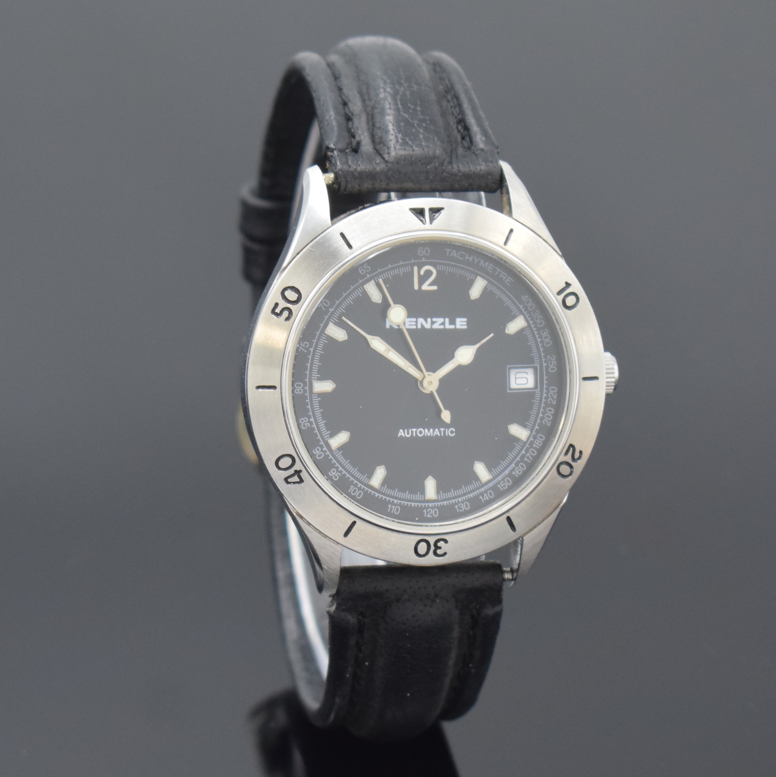 Detail b: KIENZLE Herrenarmbanduhr, Automatik, Schweiz um 2000, Automatik, beids. vergl. Edelstahlgeh., Boden verschr., Lünette m. 60er Teilung, schwarzes ...