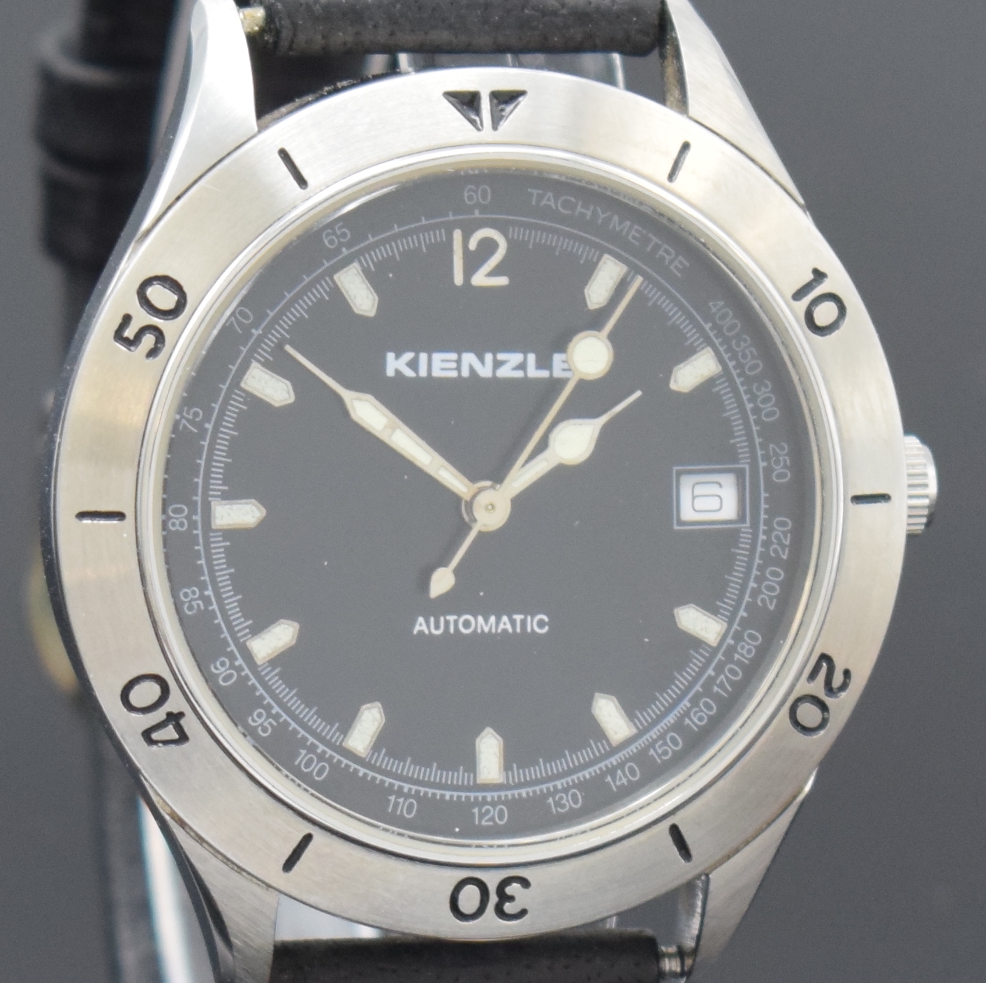 Detail c: KIENZLE Herrenarmbanduhr, Automatik, Schweiz um 2000, Automatik, beids. vergl. Edelstahlgeh., Boden verschr., Lünette m. 60er Teilung, schwarzes ...