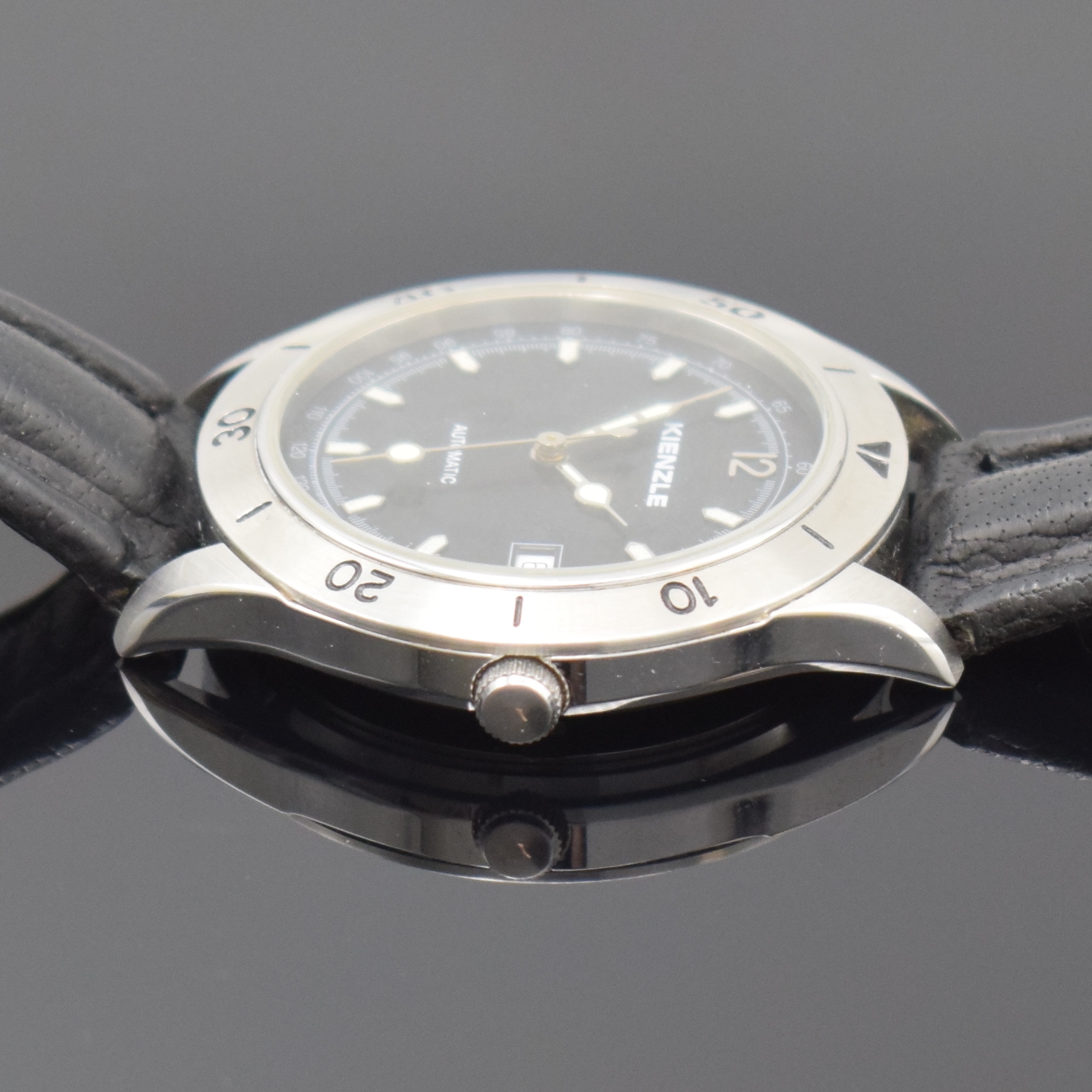 Detail e: KIENZLE Herrenarmbanduhr, Automatik, Schweiz um 2000, Automatik, beids. vergl. Edelstahlgeh., Boden verschr., Lünette m. 60er Teilung, schwarzes ...