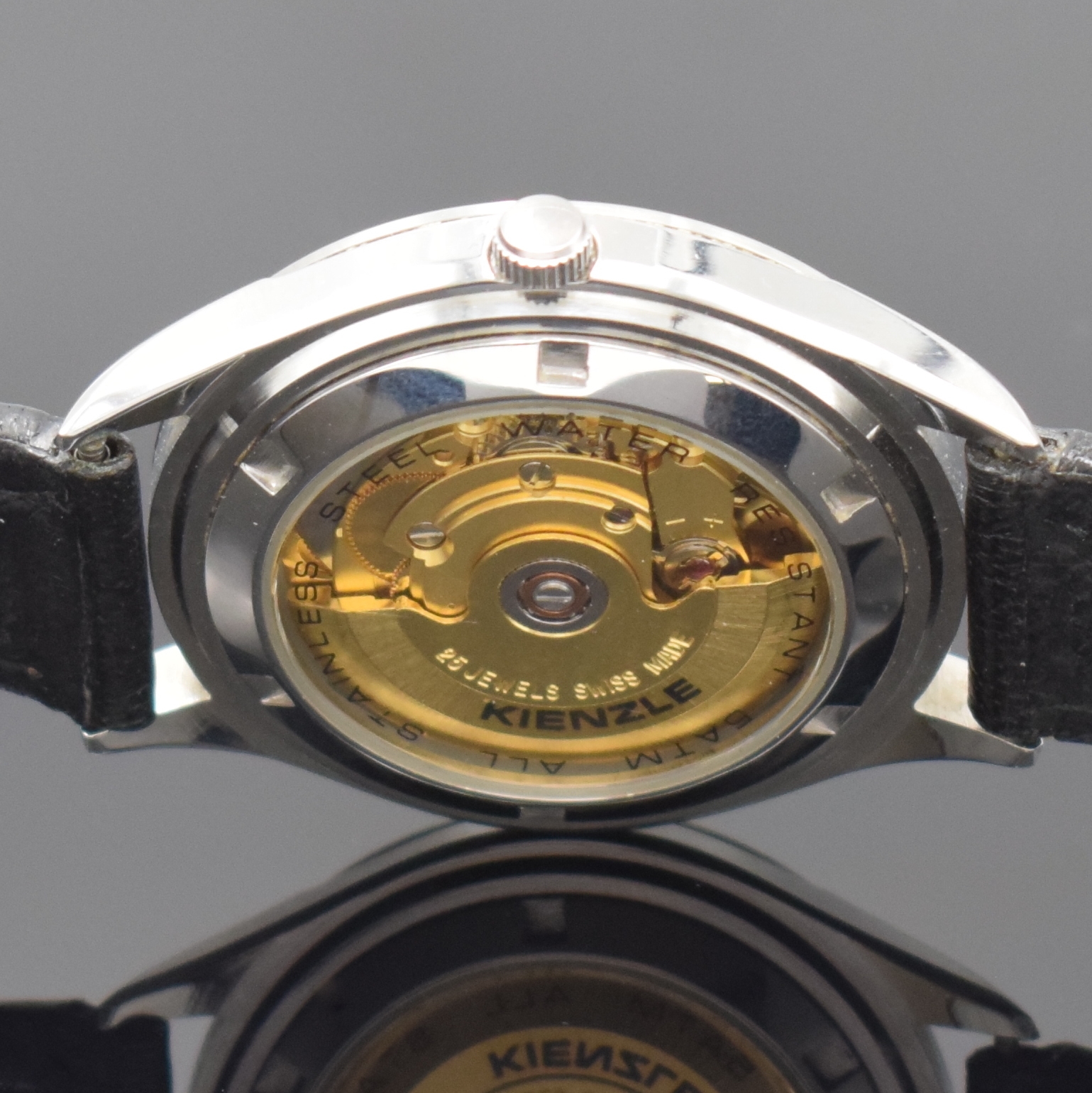 Detail f: KIENZLE Herrenarmbanduhr, Automatik, Schweiz um 2000, Automatik, beids. vergl. Edelstahlgeh., Boden verschr., Lünette m. 60er Teilung, schwarzes ...