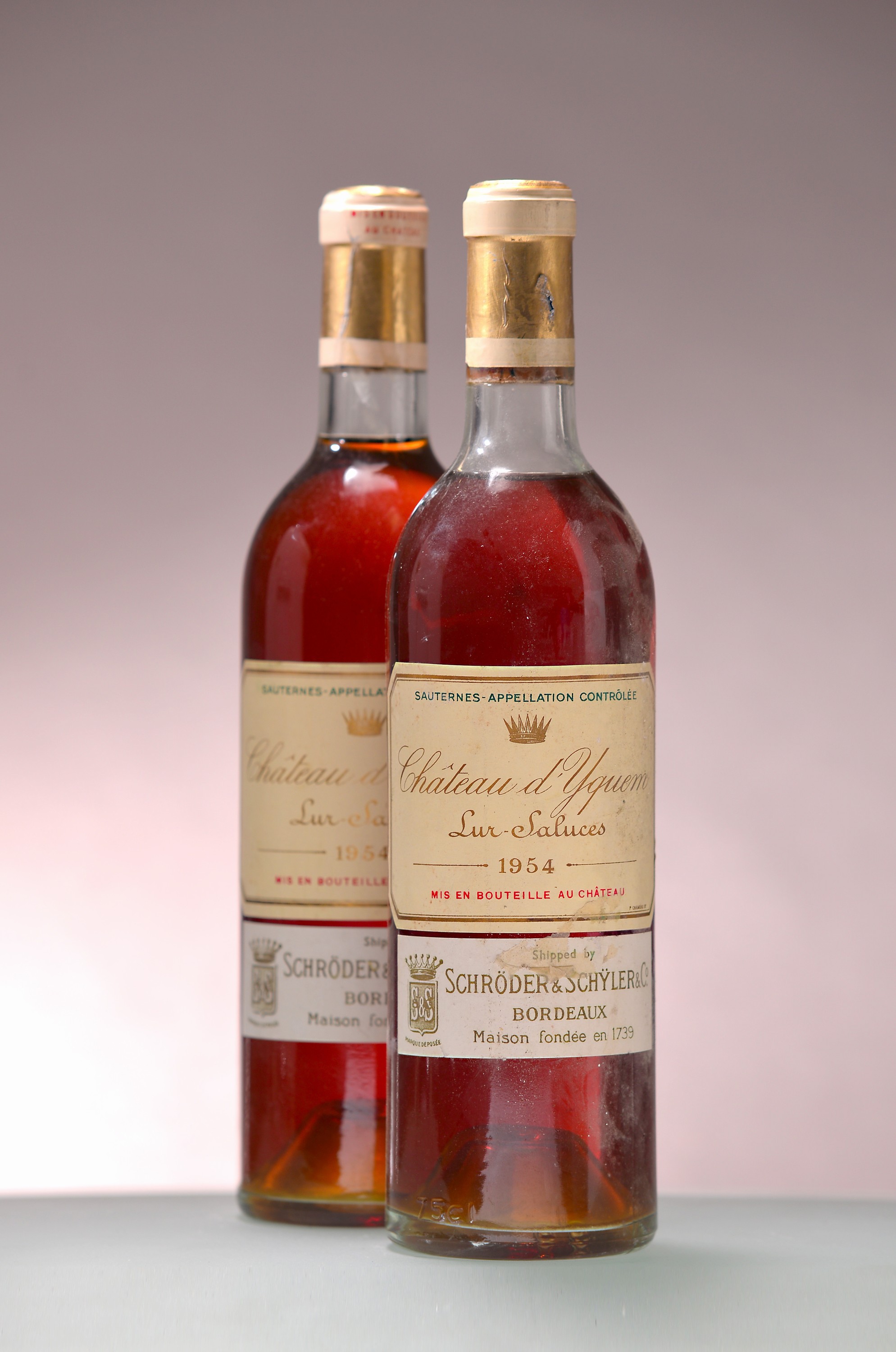 2 Flaschen 1954 Chateau d'Yquem, Lur-Saluces , Sauternes, ca. 750ml, Top Shoulder & UpperMid shoulder, vertrieben durch Schröder & Schyler & ...