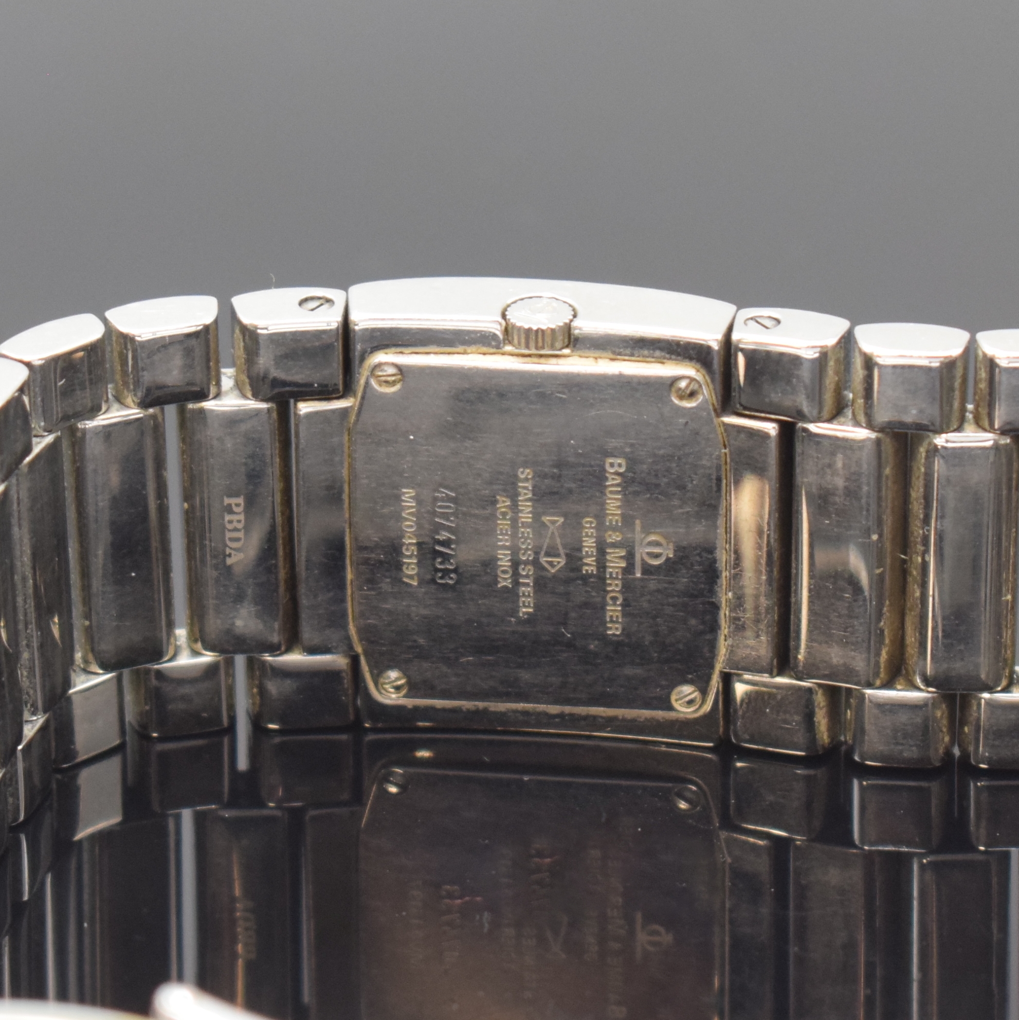 Detail d: BAUME & MERCIER Catwalk Damenarmbanduhr Referenz MV045197, Schweiz um 2005, quarz, Edelstahlgeh., Boden 4-fach verschr., Gliederband m. dopp. ...