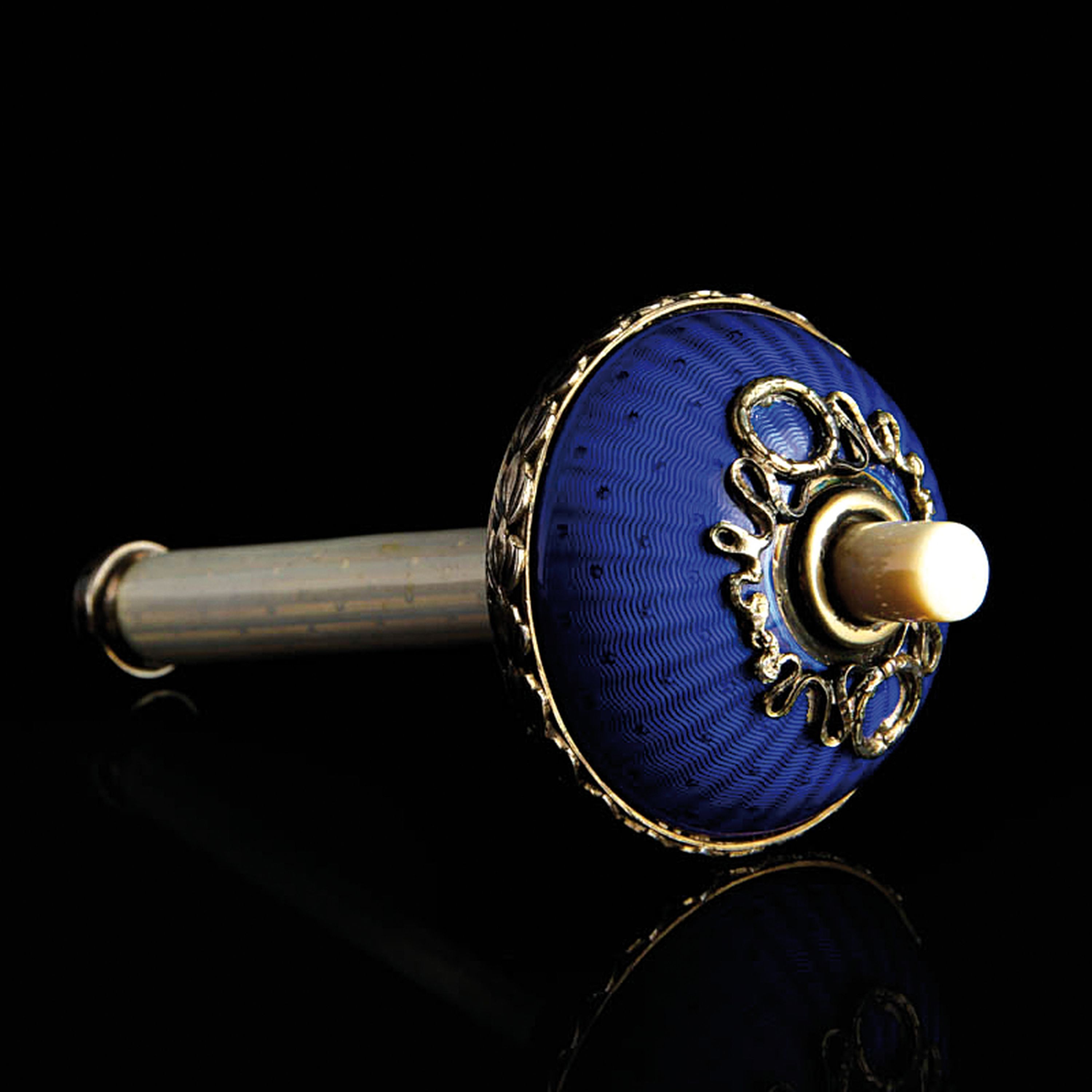 Jugendstil-Tischklingel, Gustav Adam Scheid (1838-1921), Wien, Silbermontur gemarkt GAS,blau u. weiss emailliert guillochiert, L.ca. 10 cm