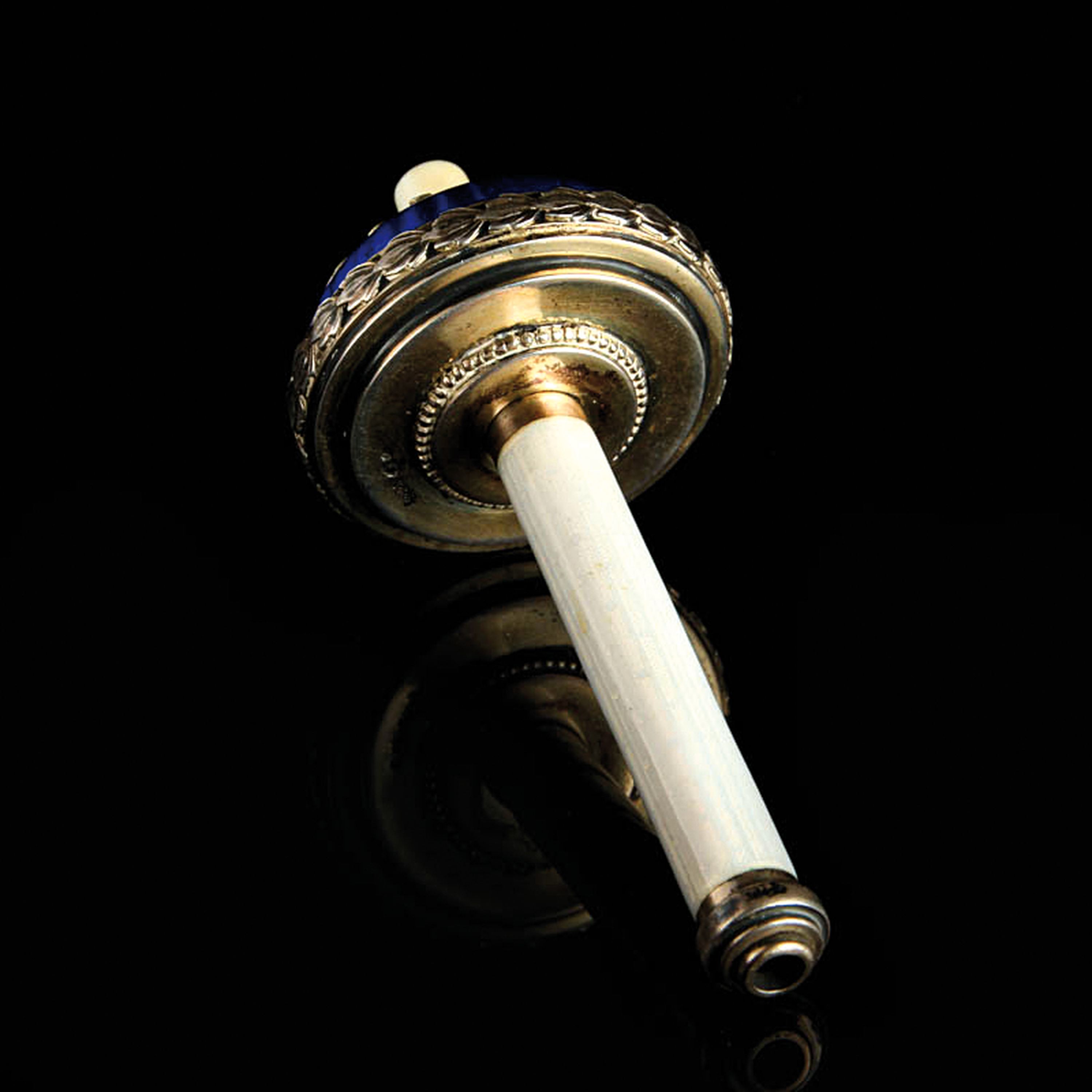 Detail d: Jugendstil-Tischklingel, Gustav Adam Scheid (1838-1921), Wien, Silbermontur gemarkt GAS,blau u. weiss emailliert guillochiert, L.ca. 10 cm