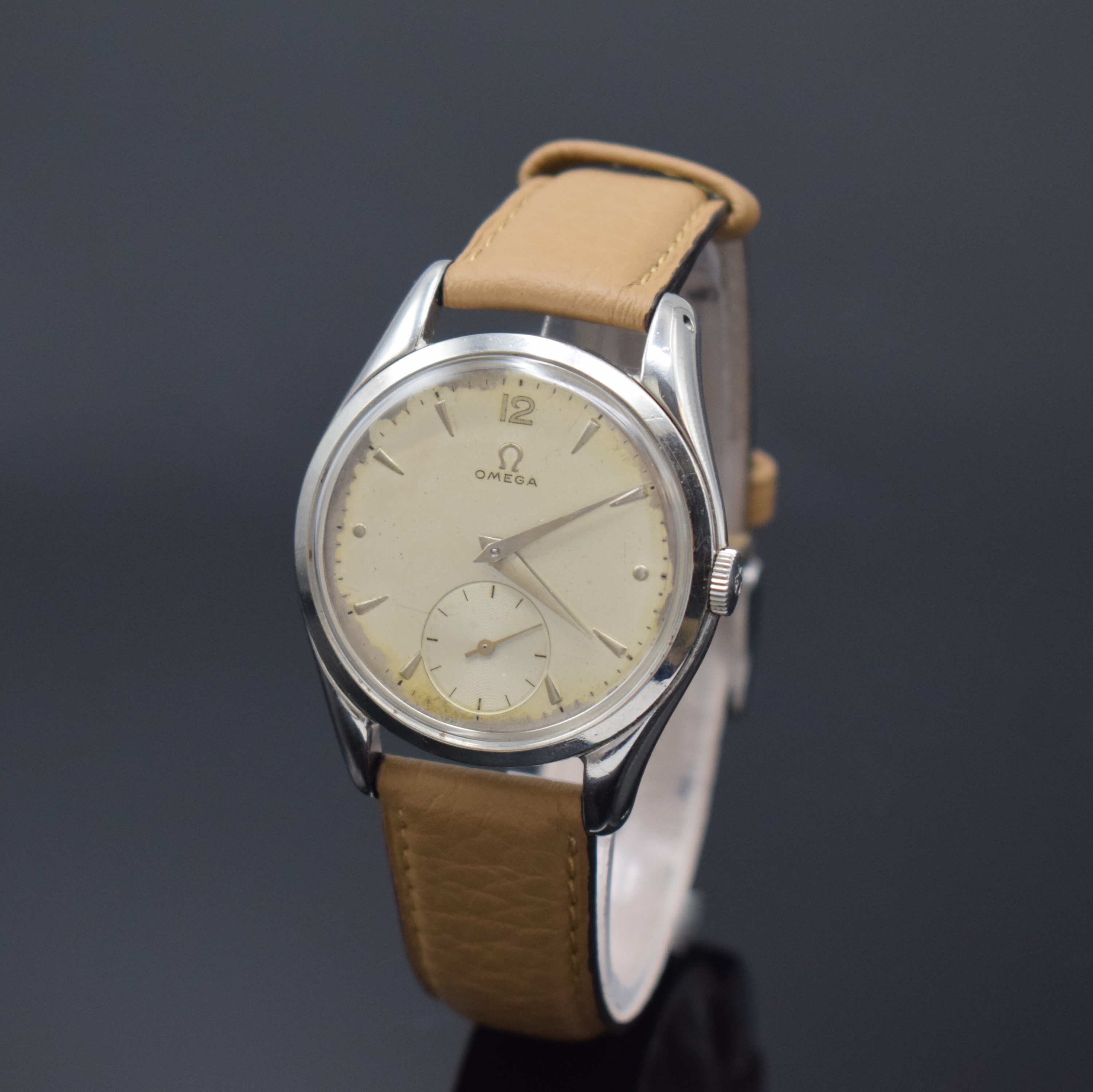 OMEGA Herrenarmbanduhr in Stahl Referenz 2503 -6, Schweiz um 1950, Handaufzug, aufgedr. Boden l. dell., silb. Zifferbl. altersbed. pat./fl., silb. ...