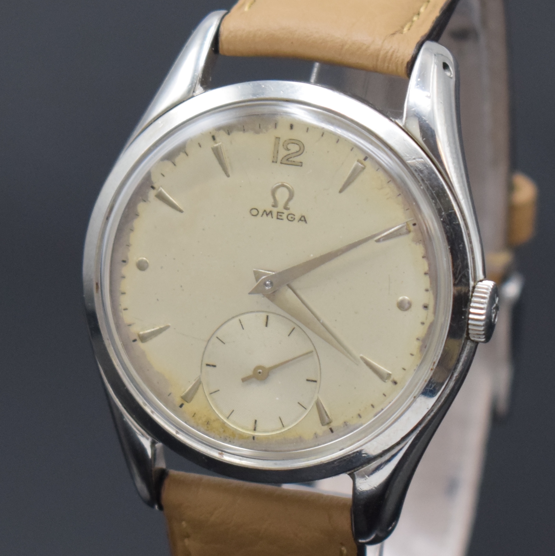 Detail a: OMEGA Herrenarmbanduhr in Stahl Referenz 2503 -6, Schweiz um 1950, Handaufzug, aufgedr. Boden l. dell., silb. Zifferbl. altersbed. pat./fl., silb. ...