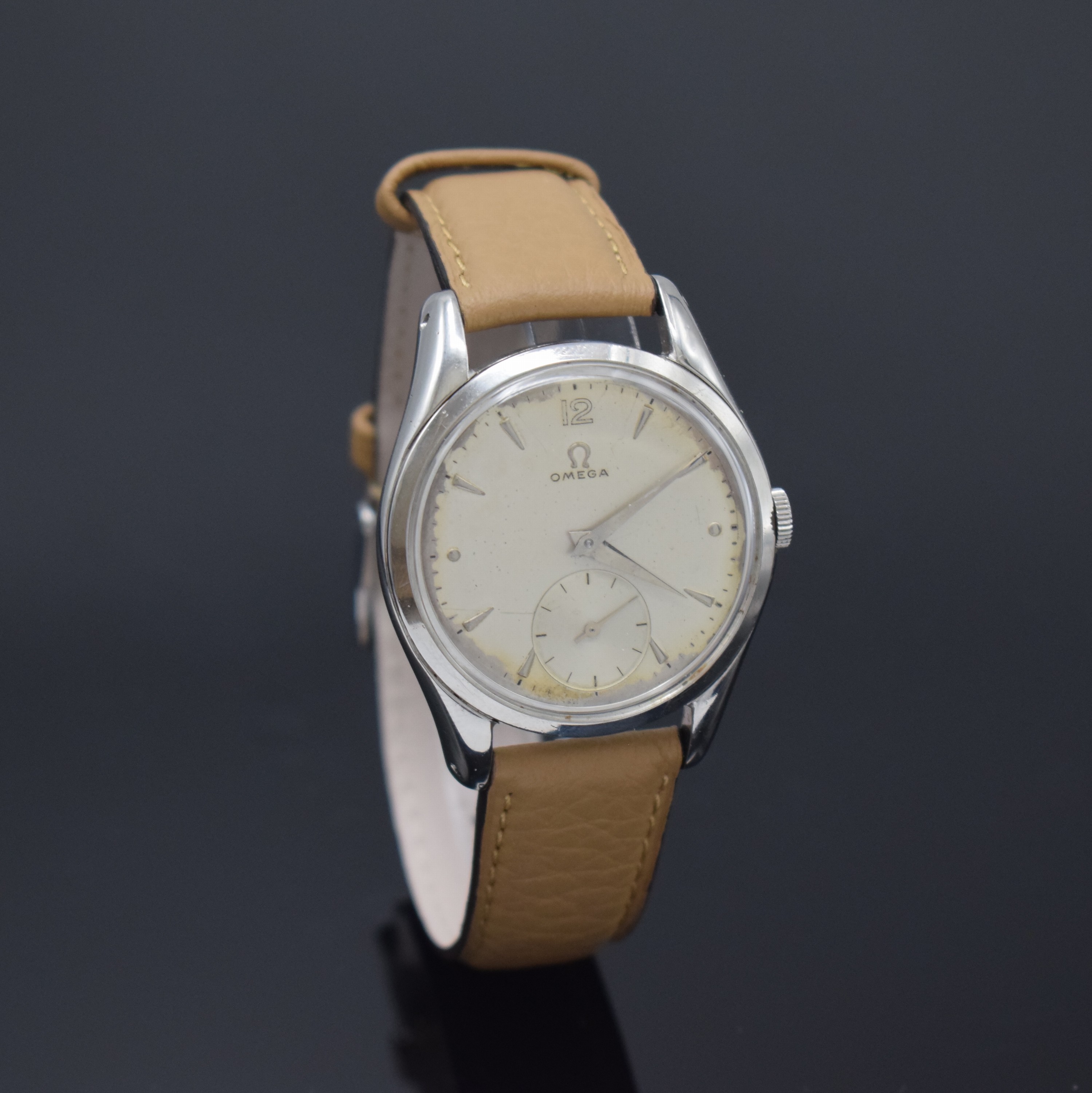 Detail b: OMEGA Herrenarmbanduhr in Stahl Referenz 2503 -6, Schweiz um 1950, Handaufzug, aufgedr. Boden l. dell., silb. Zifferbl. altersbed. pat./fl., silb. ...