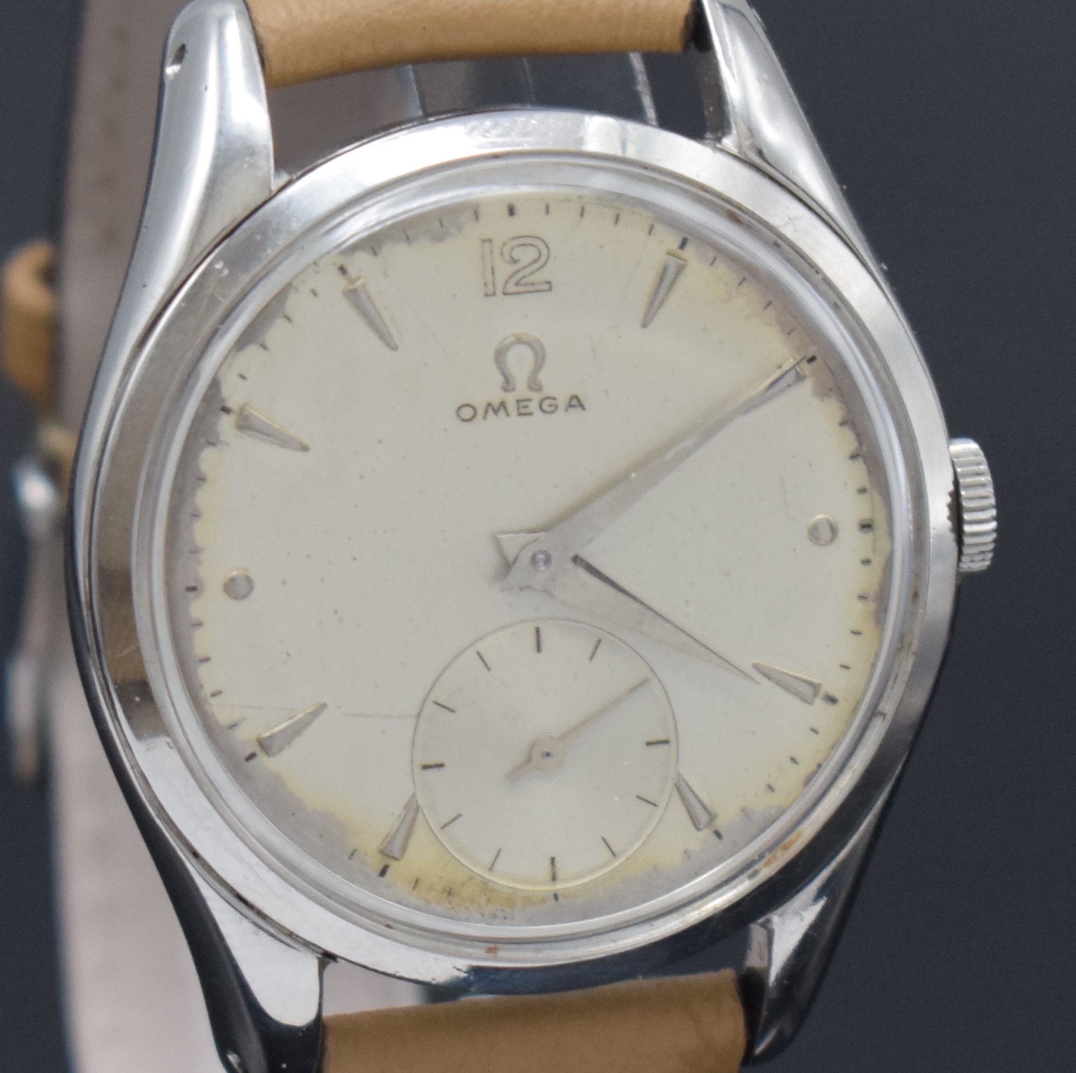 Detail c: OMEGA Herrenarmbanduhr in Stahl Referenz 2503 -6, Schweiz um 1950, Handaufzug, aufgedr. Boden l. dell., silb. Zifferbl. altersbed. pat./fl., silb. ...