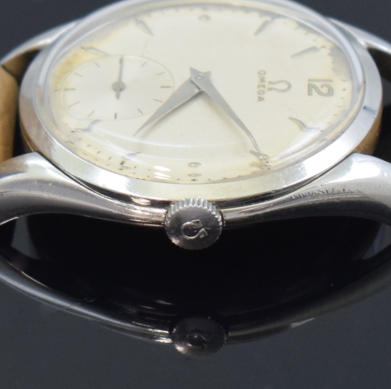 Detail d: OMEGA Herrenarmbanduhr in Stahl Referenz 2503 -6, Schweiz um 1950, Handaufzug, aufgedr. Boden l. dell., silb. Zifferbl. altersbed. pat./fl., silb. ...