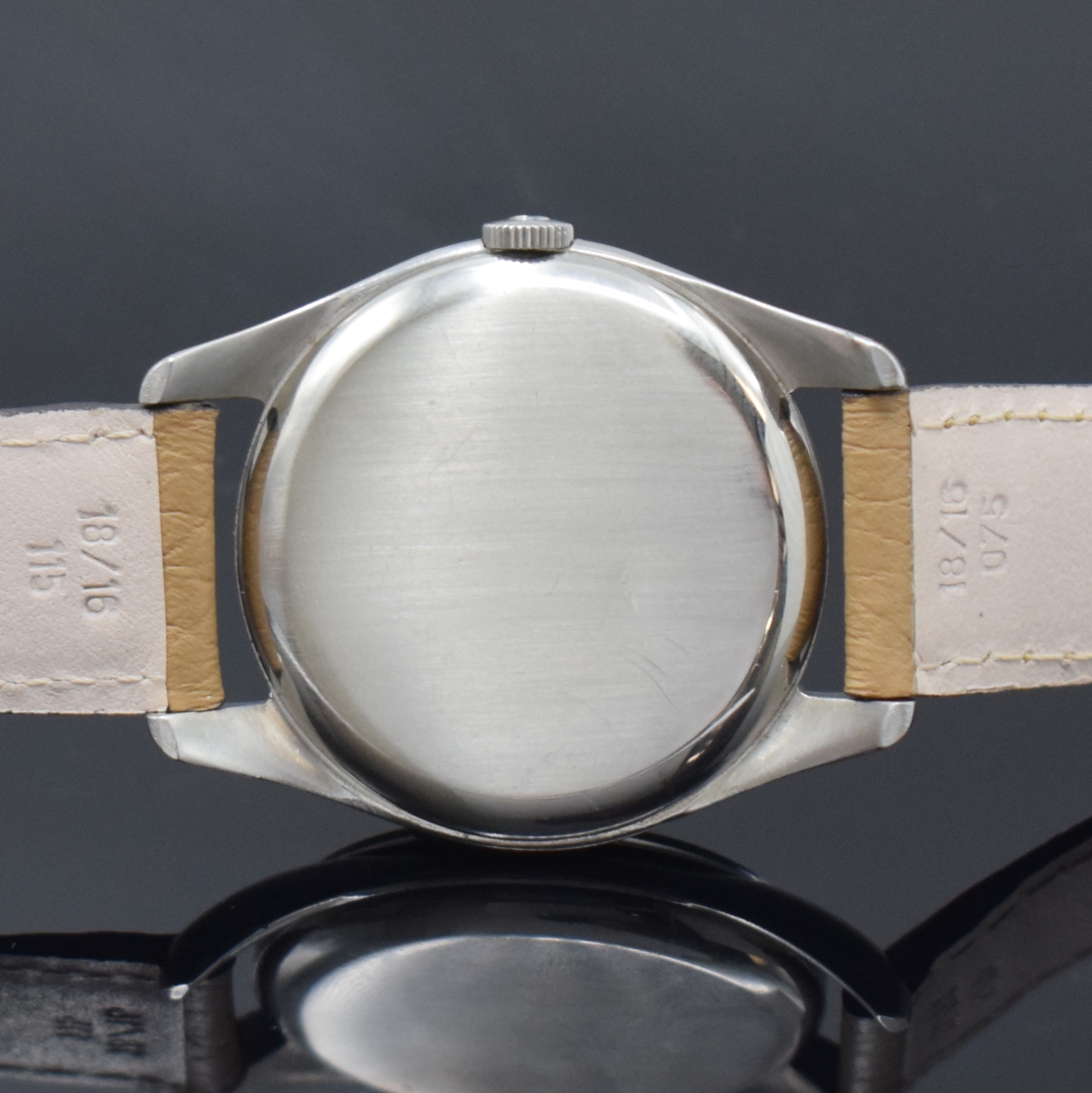 Detail e: OMEGA Herrenarmbanduhr in Stahl Referenz 2503 -6, Schweiz um 1950, Handaufzug, aufgedr. Boden l. dell., silb. Zifferbl. altersbed. pat./fl., silb. ...