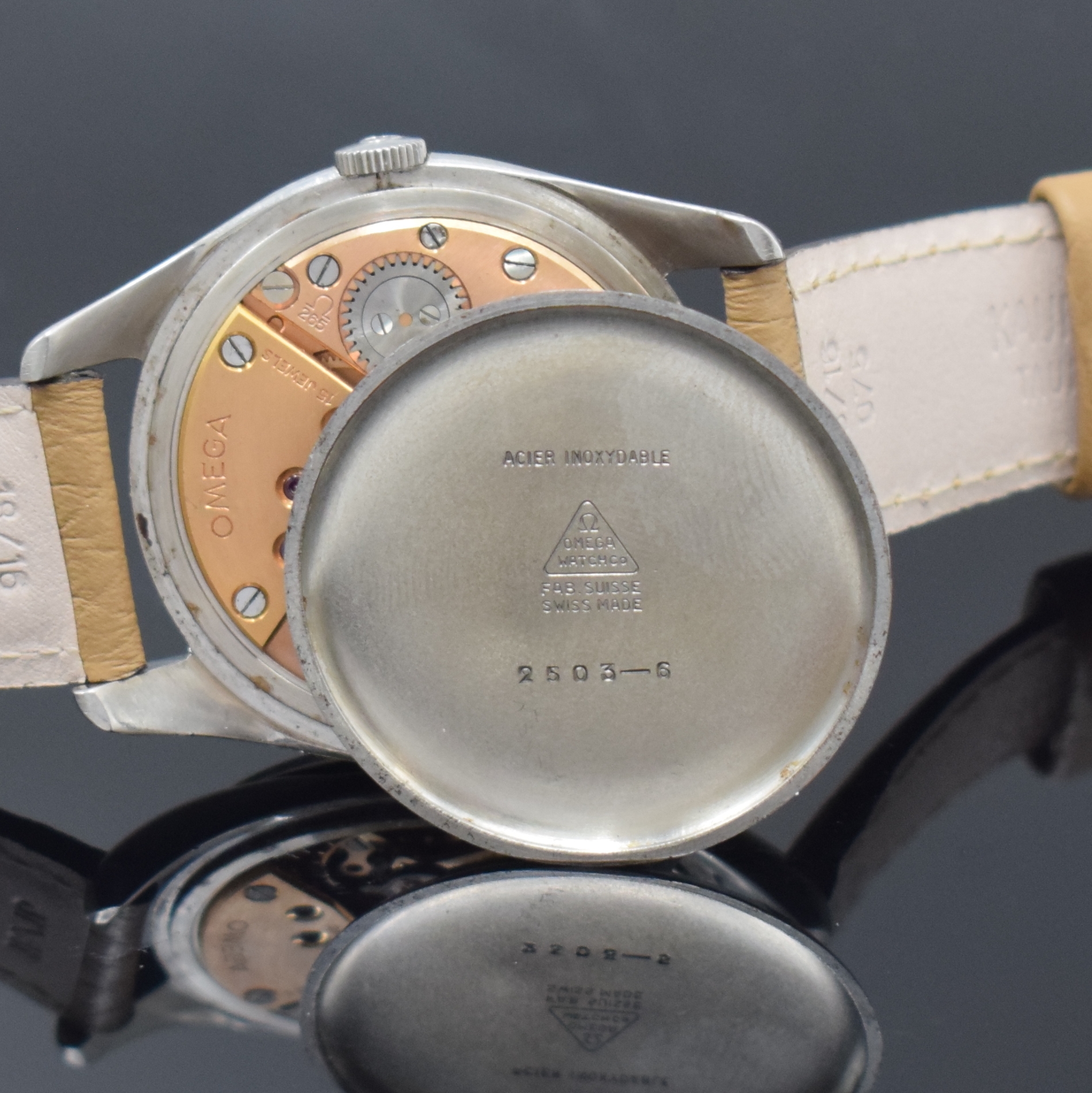 Detail g: OMEGA Herrenarmbanduhr in Stahl Referenz 2503 -6, Schweiz um 1950, Handaufzug, aufgedr. Boden l. dell., silb. Zifferbl. altersbed. pat./fl., silb. ...