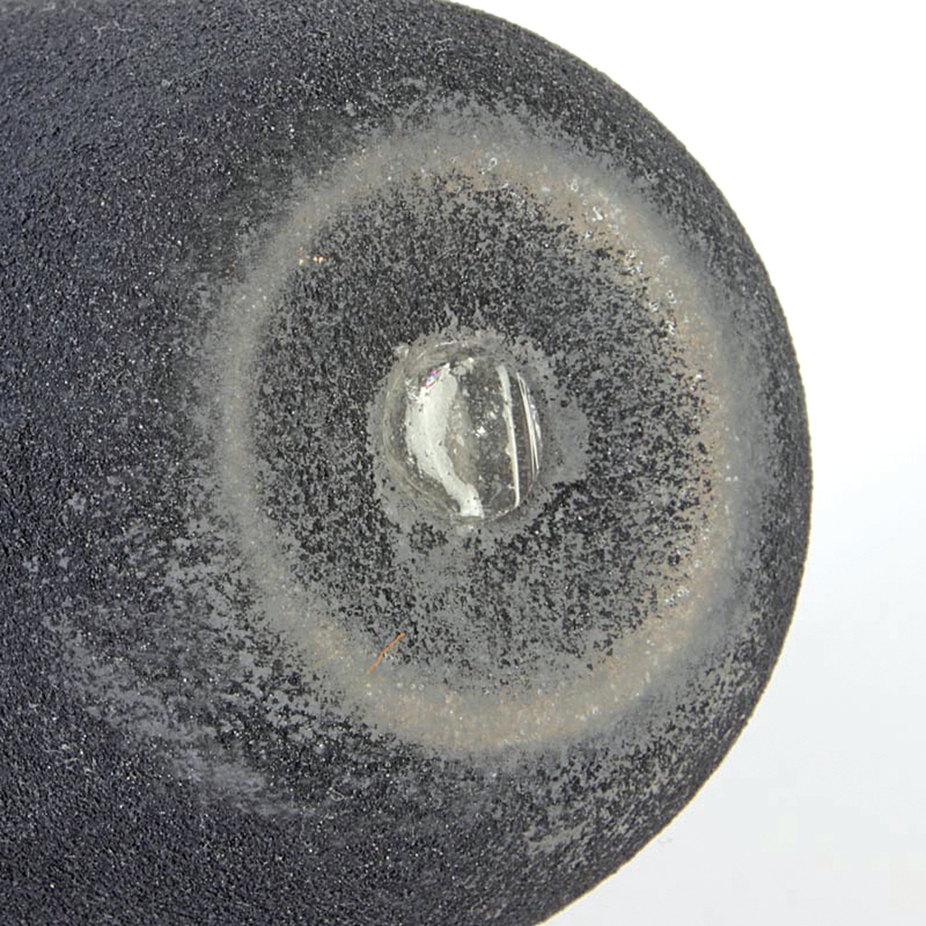 Detail d: Vetro a Scavo-Vase, Fratelli Toso, Murano, 1950er, Glas, Vetro a Scavo-technik mit grauer Patina, Doppelhenkel, H. 26 cm