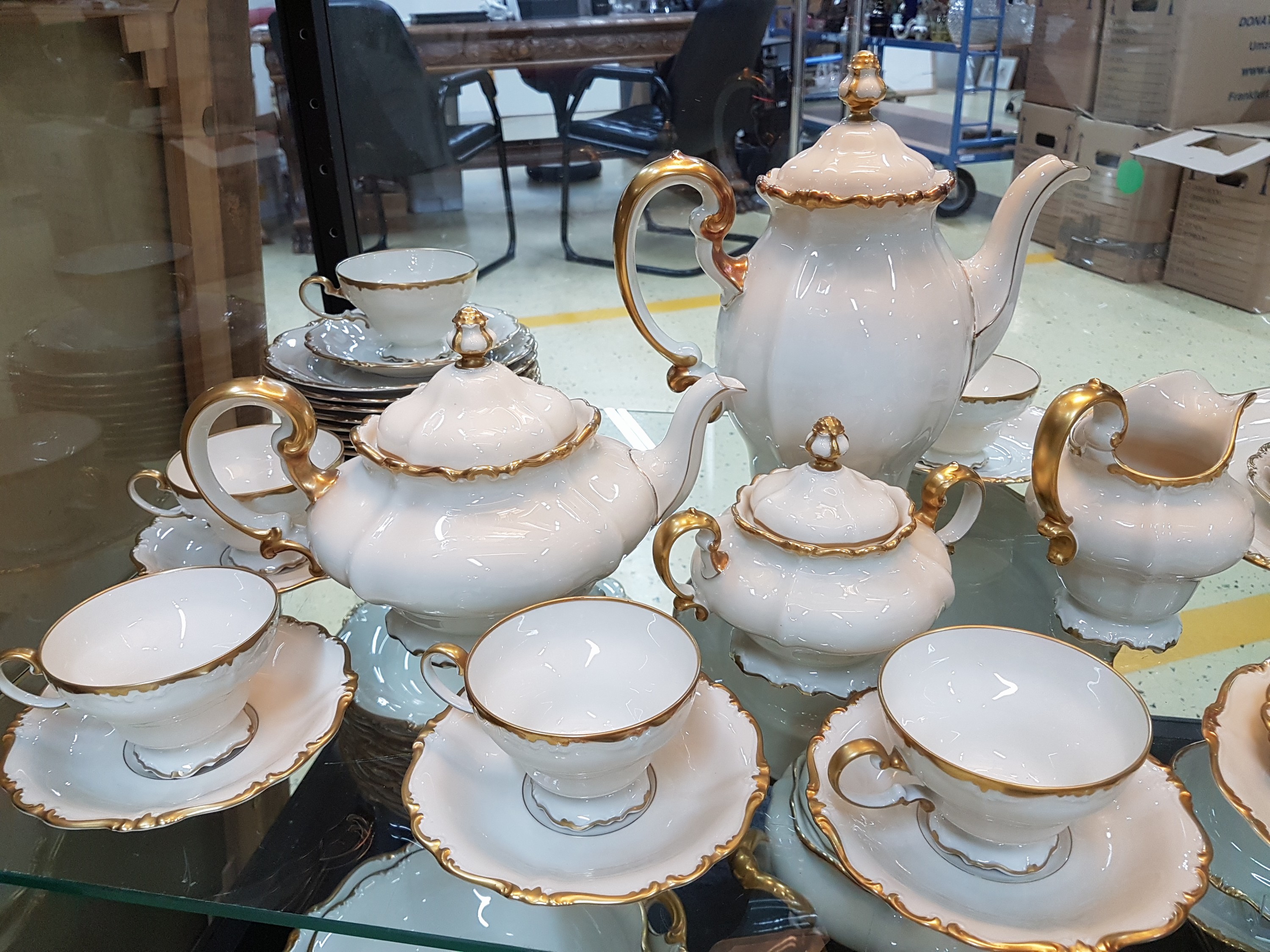 Detail a: Kaffee- und Speiseservice für 12 Personen, Rosenthal, Modell Pompadour, Porzellan, elfenbeinfarben glasiert mit Goldrändern, Kaffeekanne, Teekanne, ...