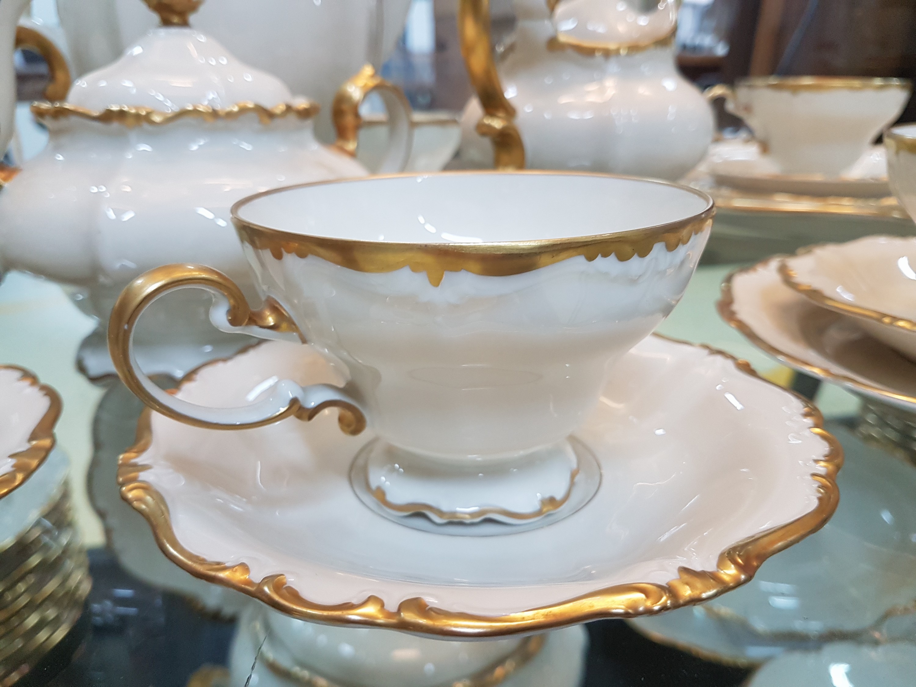 Detail b: Kaffee- und Speiseservice für 12 Personen, Rosenthal, Modell Pompadour, Porzellan, elfenbeinfarben glasiert mit Goldrändern, Kaffeekanne, Teekanne, ...