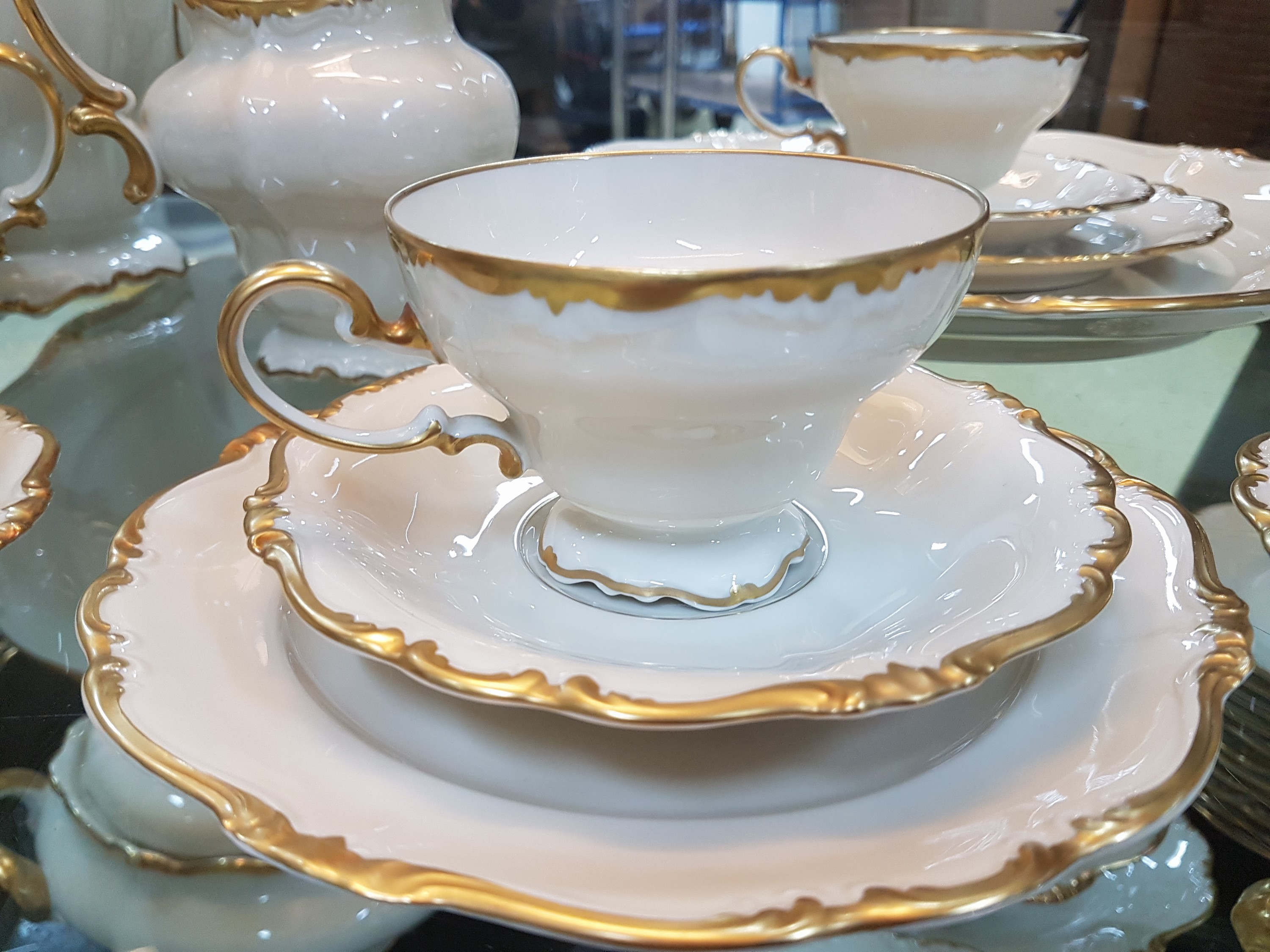 Detail c: Kaffee- und Speiseservice für 12 Personen, Rosenthal, Modell Pompadour, Porzellan, elfenbeinfarben glasiert mit Goldrändern, Kaffeekanne, Teekanne, ...