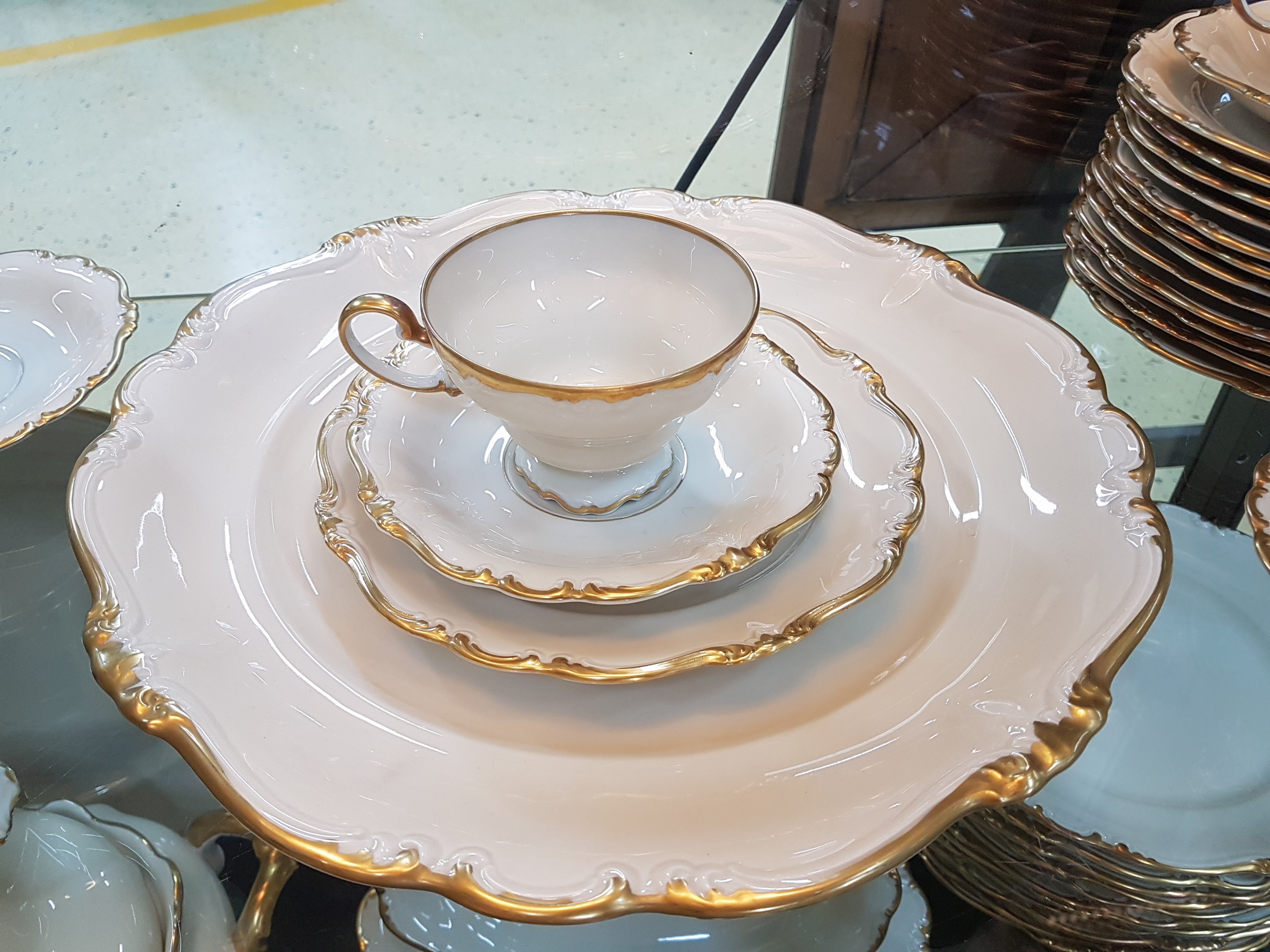 Detail d: Kaffee- und Speiseservice für 12 Personen, Rosenthal, Modell Pompadour, Porzellan, elfenbeinfarben glasiert mit Goldrändern, Kaffeekanne, Teekanne, ...