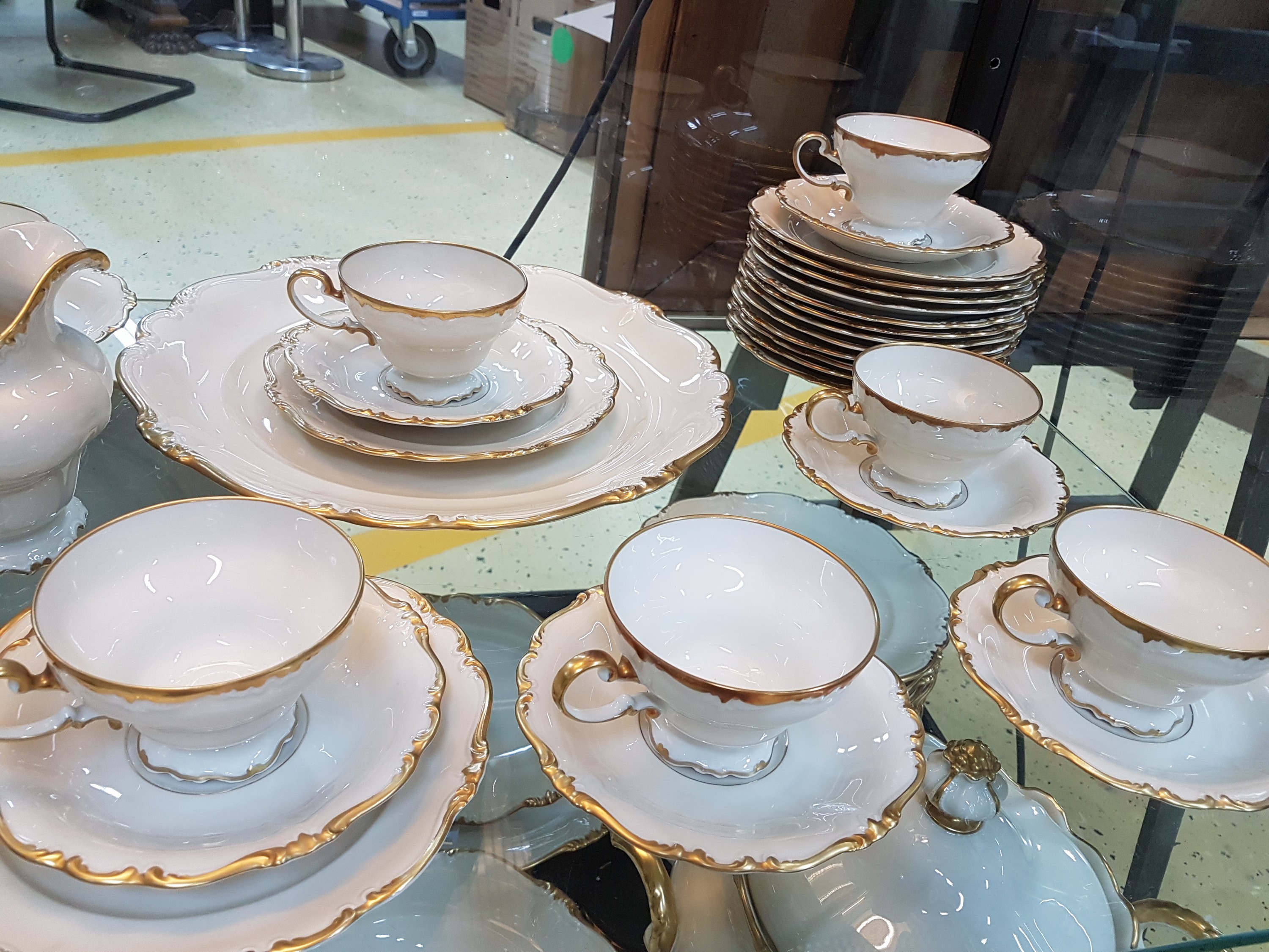 Detail e: Kaffee- und Speiseservice für 12 Personen, Rosenthal, Modell Pompadour, Porzellan, elfenbeinfarben glasiert mit Goldrändern, Kaffeekanne, Teekanne, ...