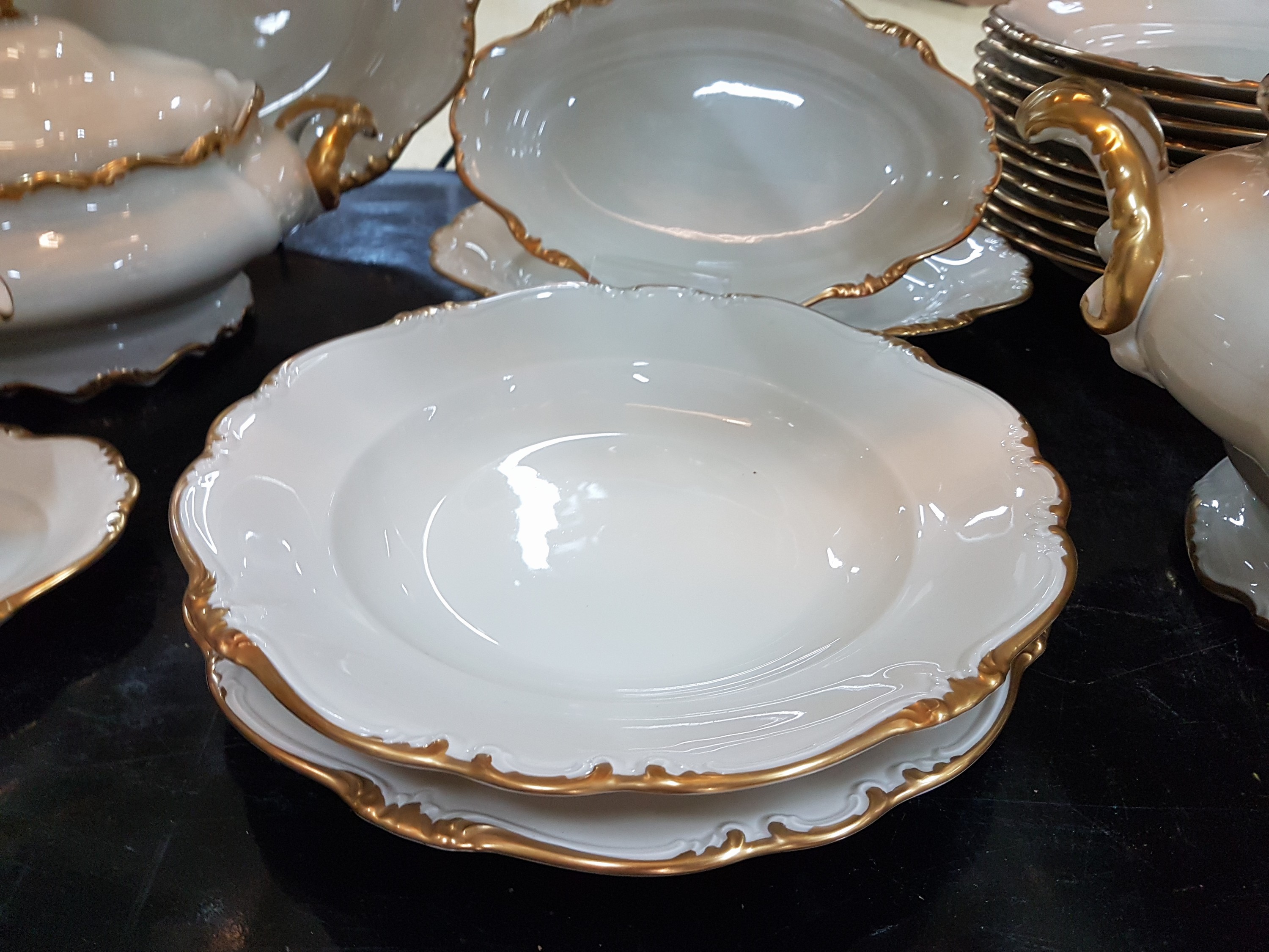 Detail g: Kaffee- und Speiseservice für 12 Personen, Rosenthal, Modell Pompadour, Porzellan, elfenbeinfarben glasiert mit Goldrändern, Kaffeekanne, Teekanne, ...