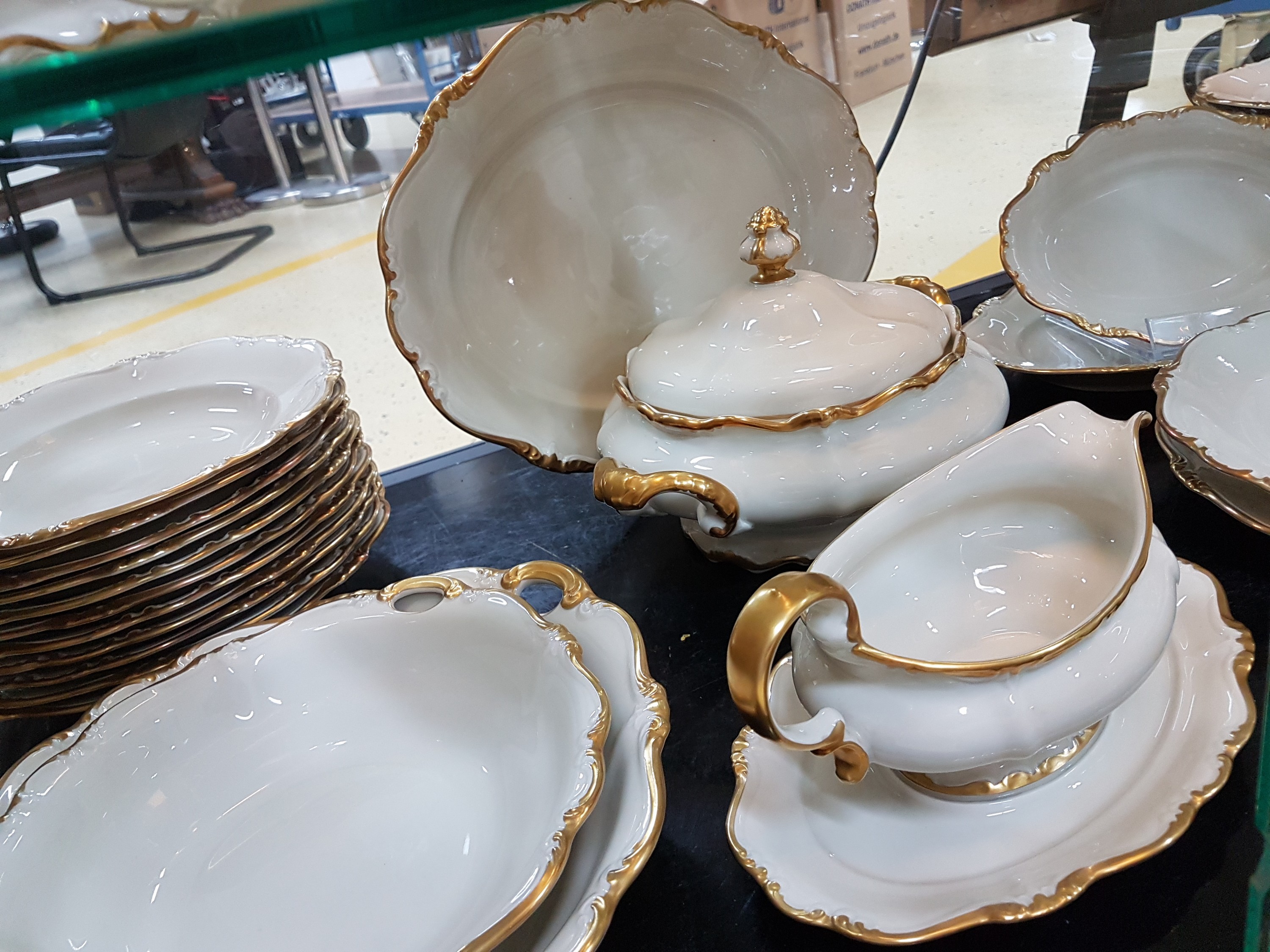 Detail h: Kaffee- und Speiseservice für 12 Personen, Rosenthal, Modell Pompadour, Porzellan, elfenbeinfarben glasiert mit Goldrändern, Kaffeekanne, Teekanne, ...
