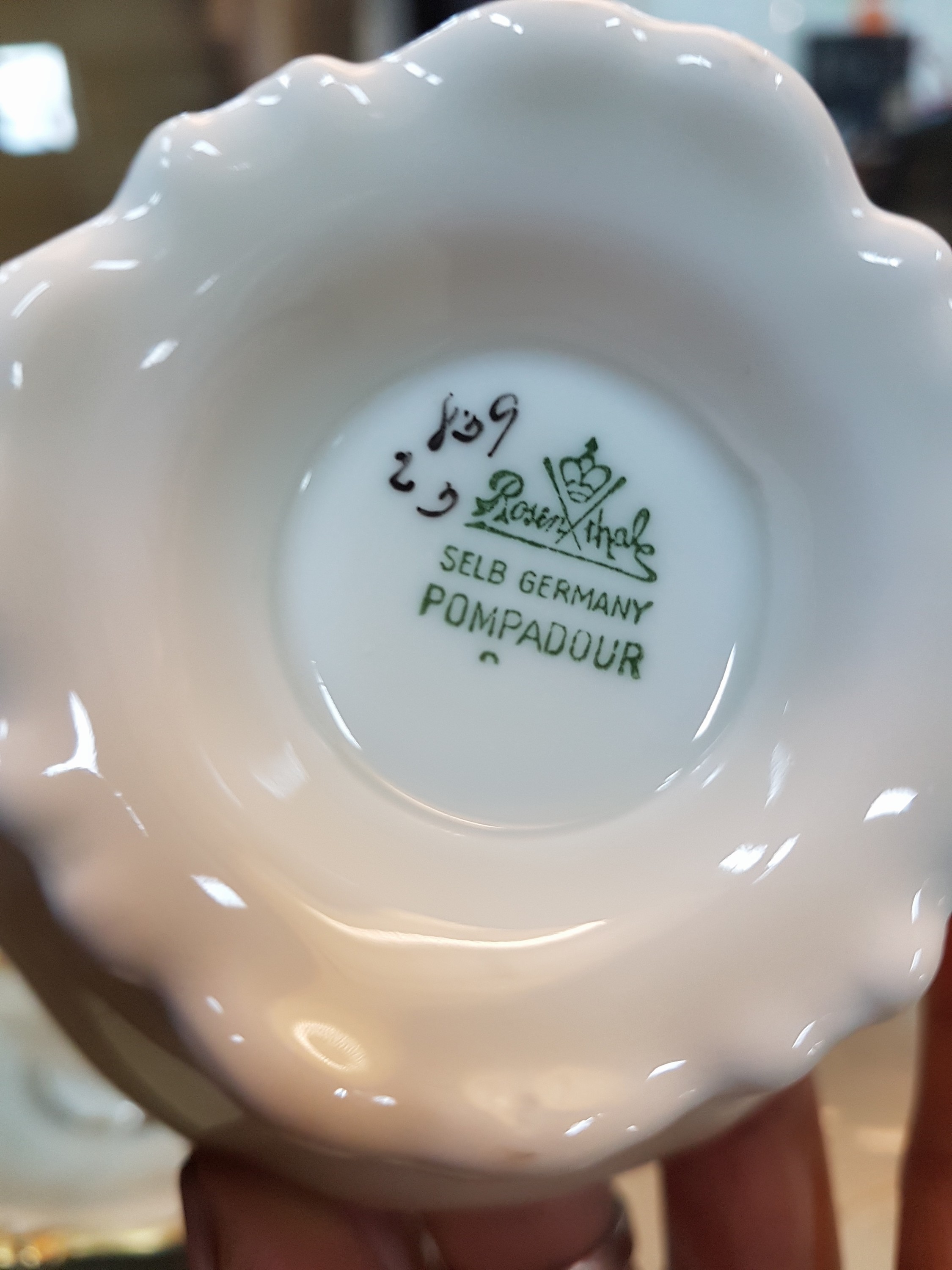 Detail j: Kaffee- und Speiseservice für 12 Personen, Rosenthal, Modell Pompadour, Porzellan, elfenbeinfarben glasiert mit Goldrändern, Kaffeekanne, Teekanne, ...