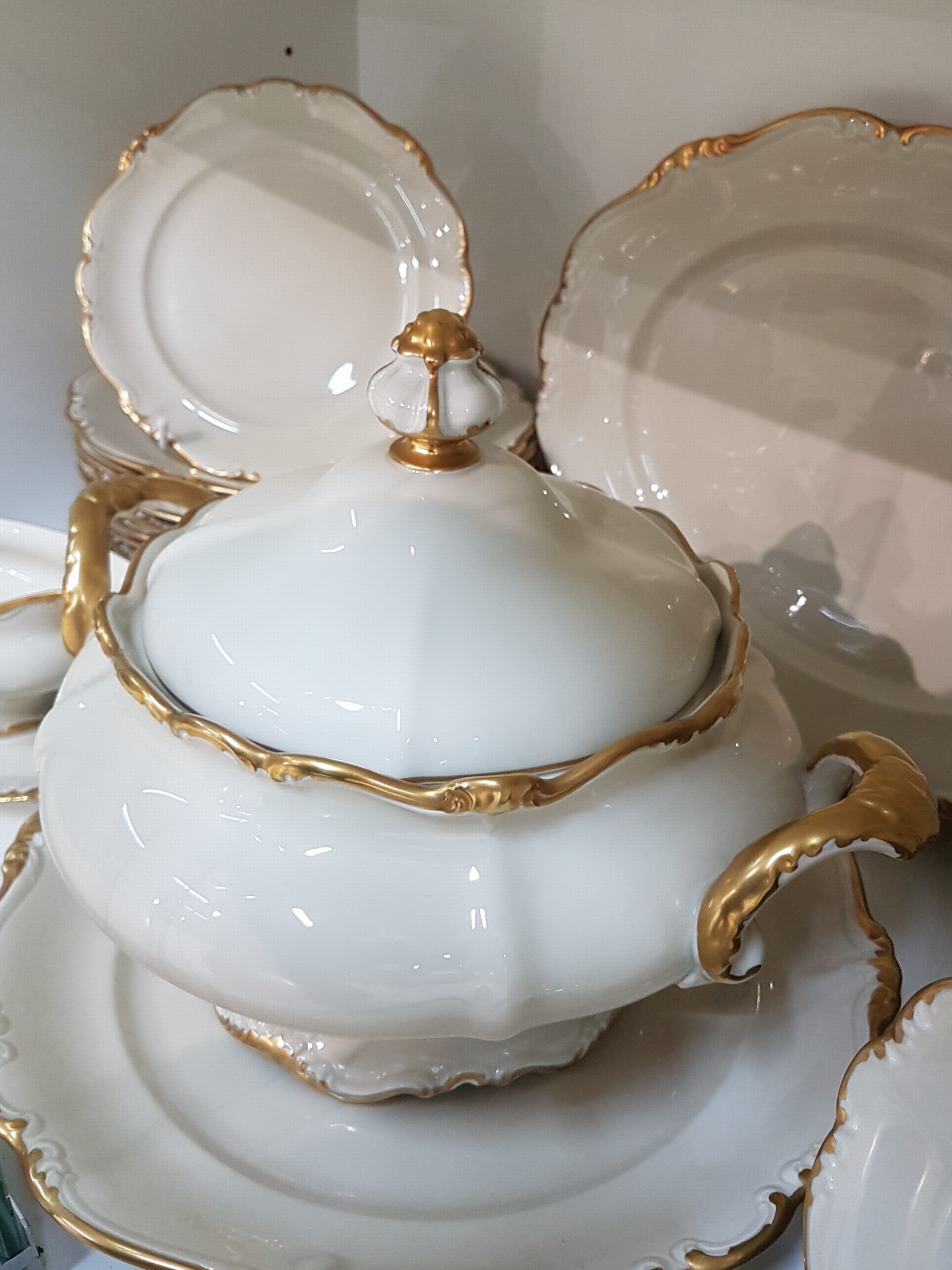 Detail k: Kaffee- und Speiseservice für 12 Personen, Rosenthal, Modell Pompadour, Porzellan, elfenbeinfarben glasiert mit Goldrändern, Kaffeekanne, Teekanne, ...