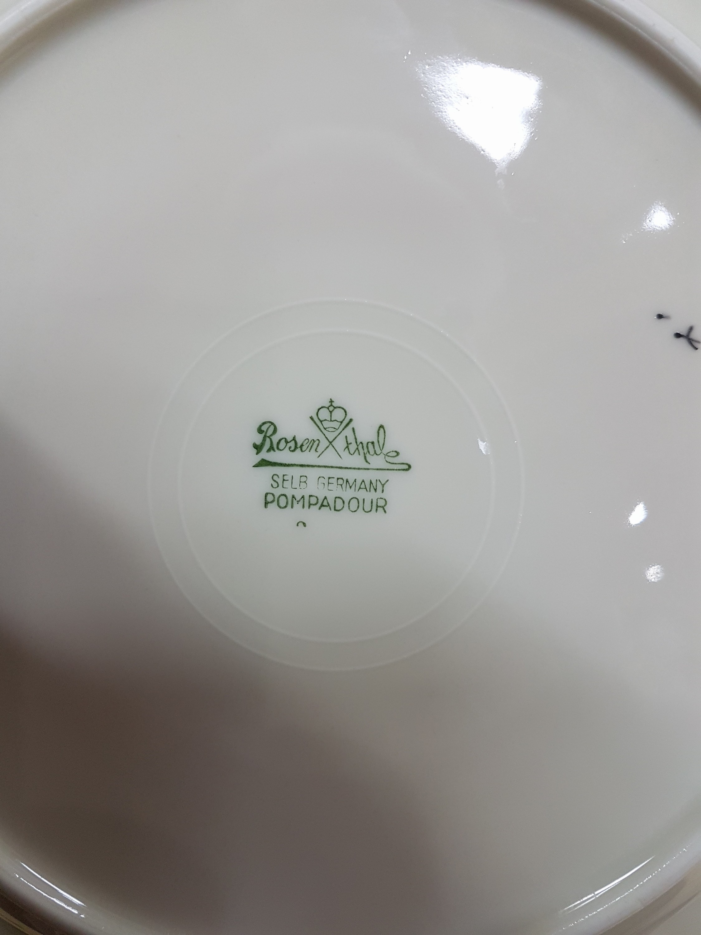 Detail l: Kaffee- und Speiseservice für 12 Personen, Rosenthal, Modell Pompadour, Porzellan, elfenbeinfarben glasiert mit Goldrändern, Kaffeekanne, Teekanne, ...