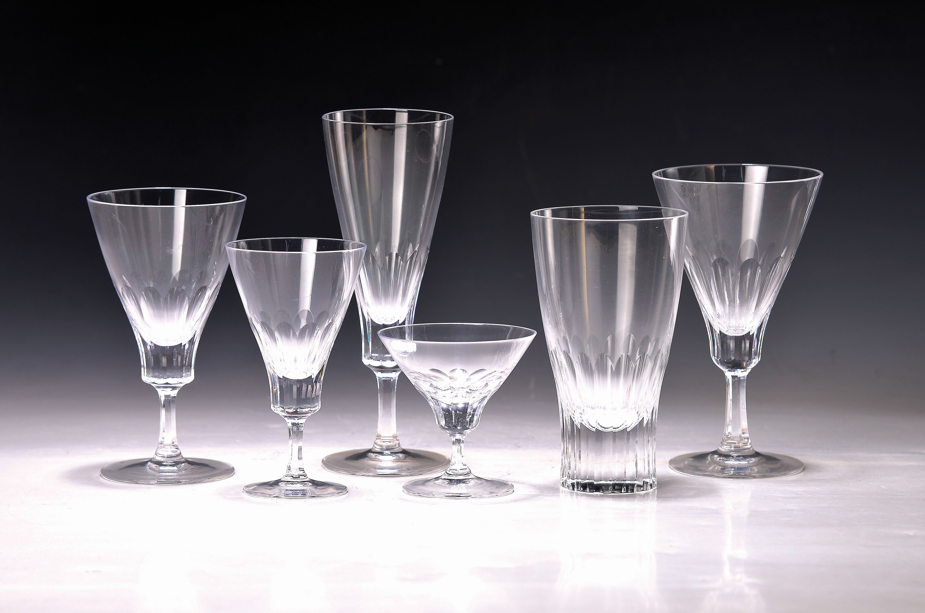 72-teiliges Gläserset, Josephinenhütte, 1960er Jahre, farbloses Kristallglas partiell facettiert, 12 Sektgläser, 12 Wassergläser, 12 ...