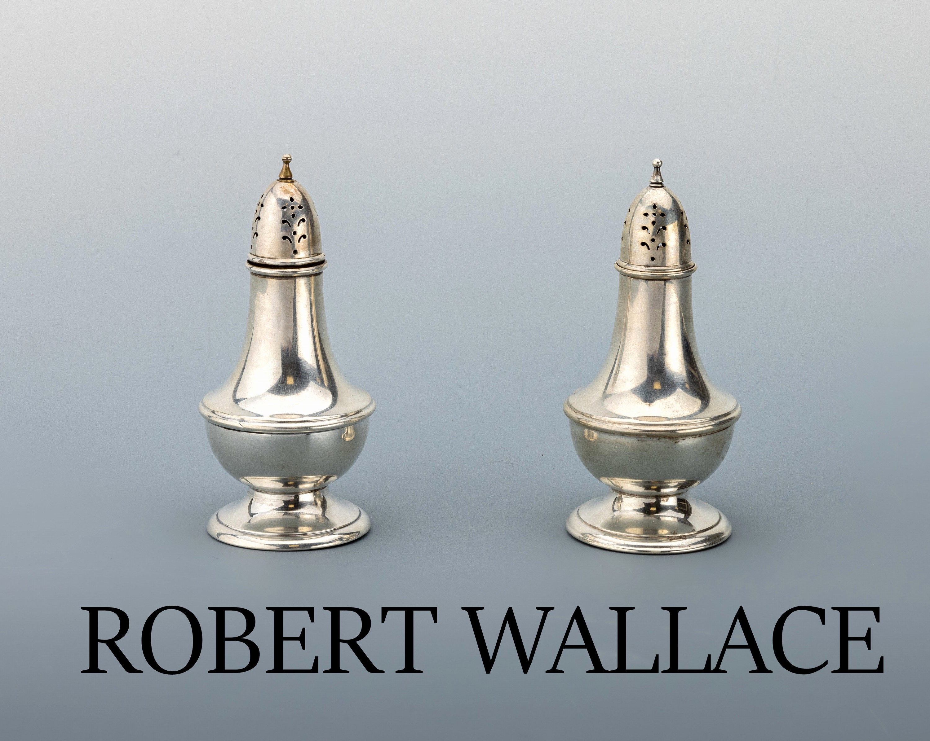 Paar Gewürzstreuer, 925er Silber, USA um 1920, schlichte zeitlose Gestaltung, H. ca. 12cm, Gebr.-Spuren und kl. Dellen, Hersteller Robert Wallace ...