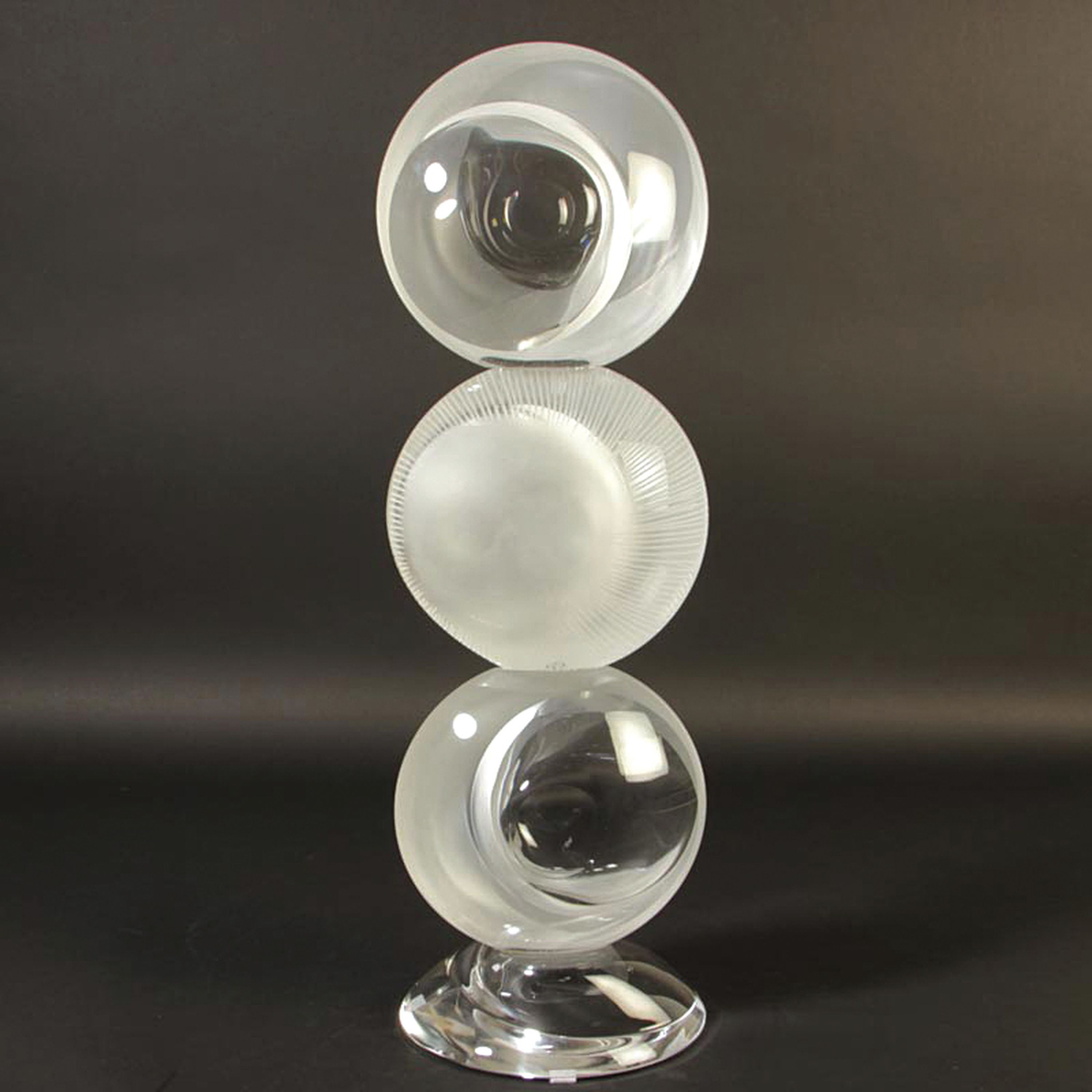 Detail a: Glasskulptur, Romano Dona, Murano, Ende 20.Jh., farbloses Glas, z.T. geschliffen, drei übereinander gestapelte Glaslinsen