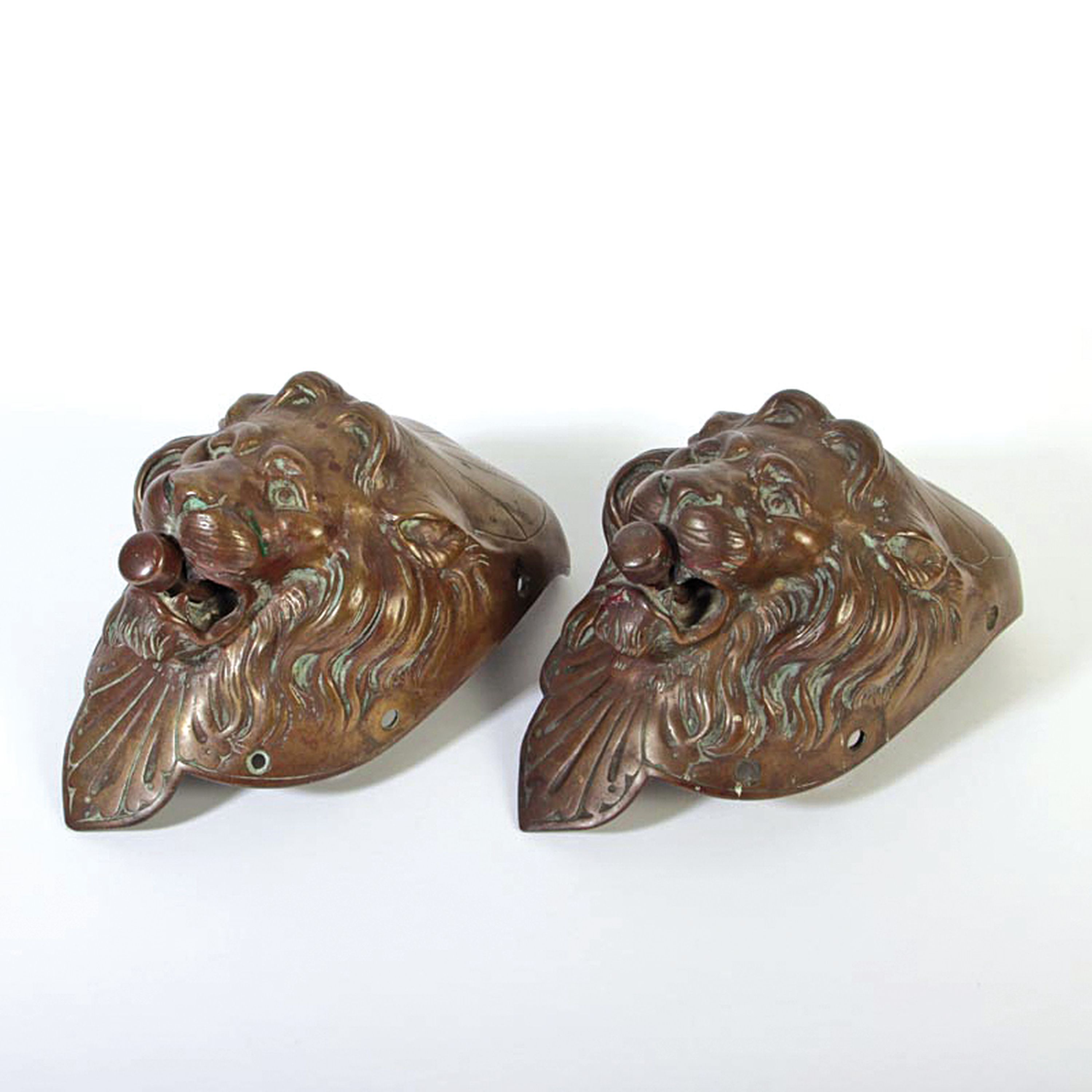Paar Türklopfer als Löwenköpfe, um 1900, Bronze, patiniert, Löwenkopf mit Klopfer im Maul, H. je 26 cm