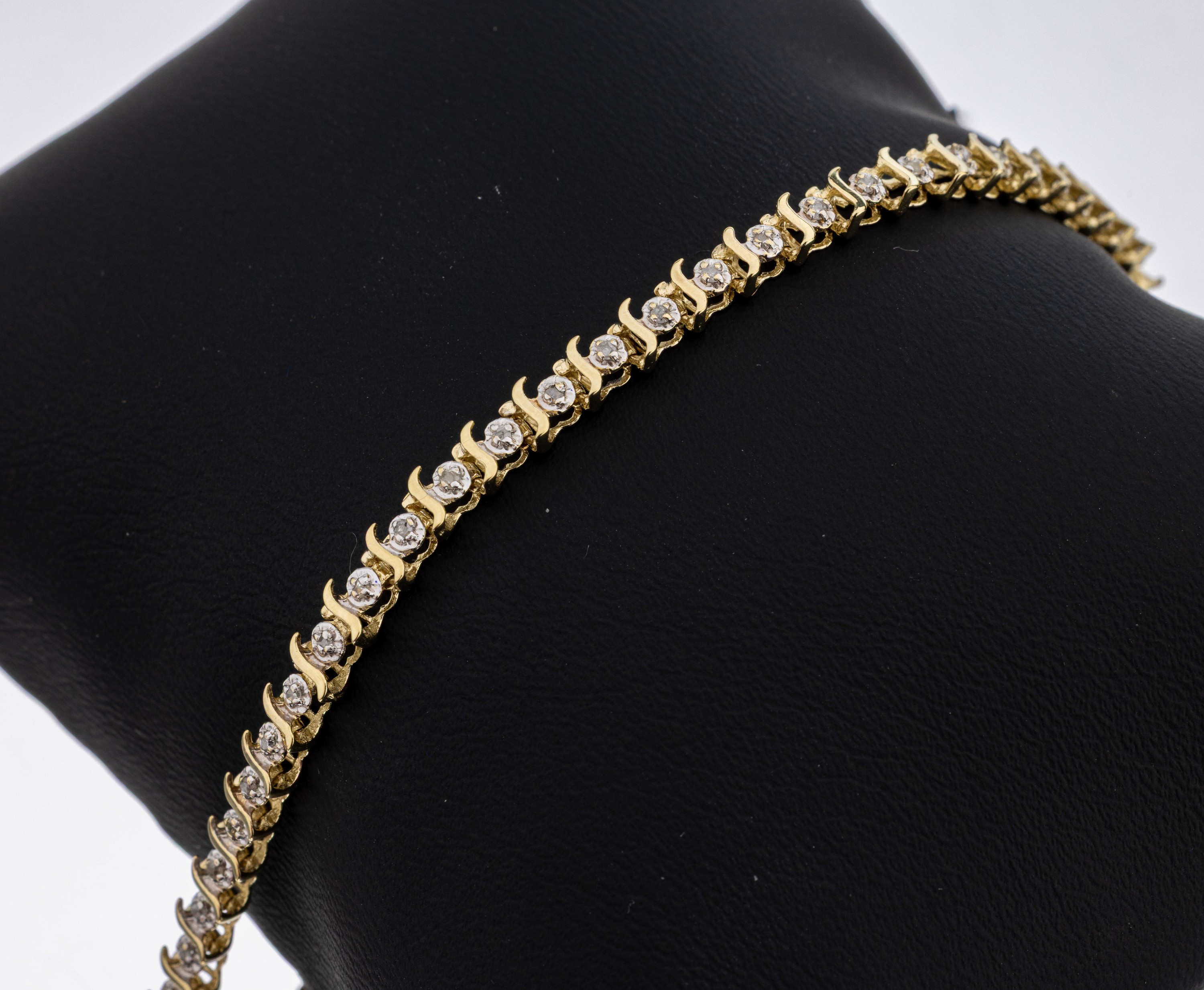 10 kt Gold Diamant-Armband, GG 417/000, Diamanten zus. ca. 0.23 ct Weiß-l.get.Weiß/p, L. ca. 16 cm, Kastenschloss mit Sicherheitsacht, ca. 5.2 g