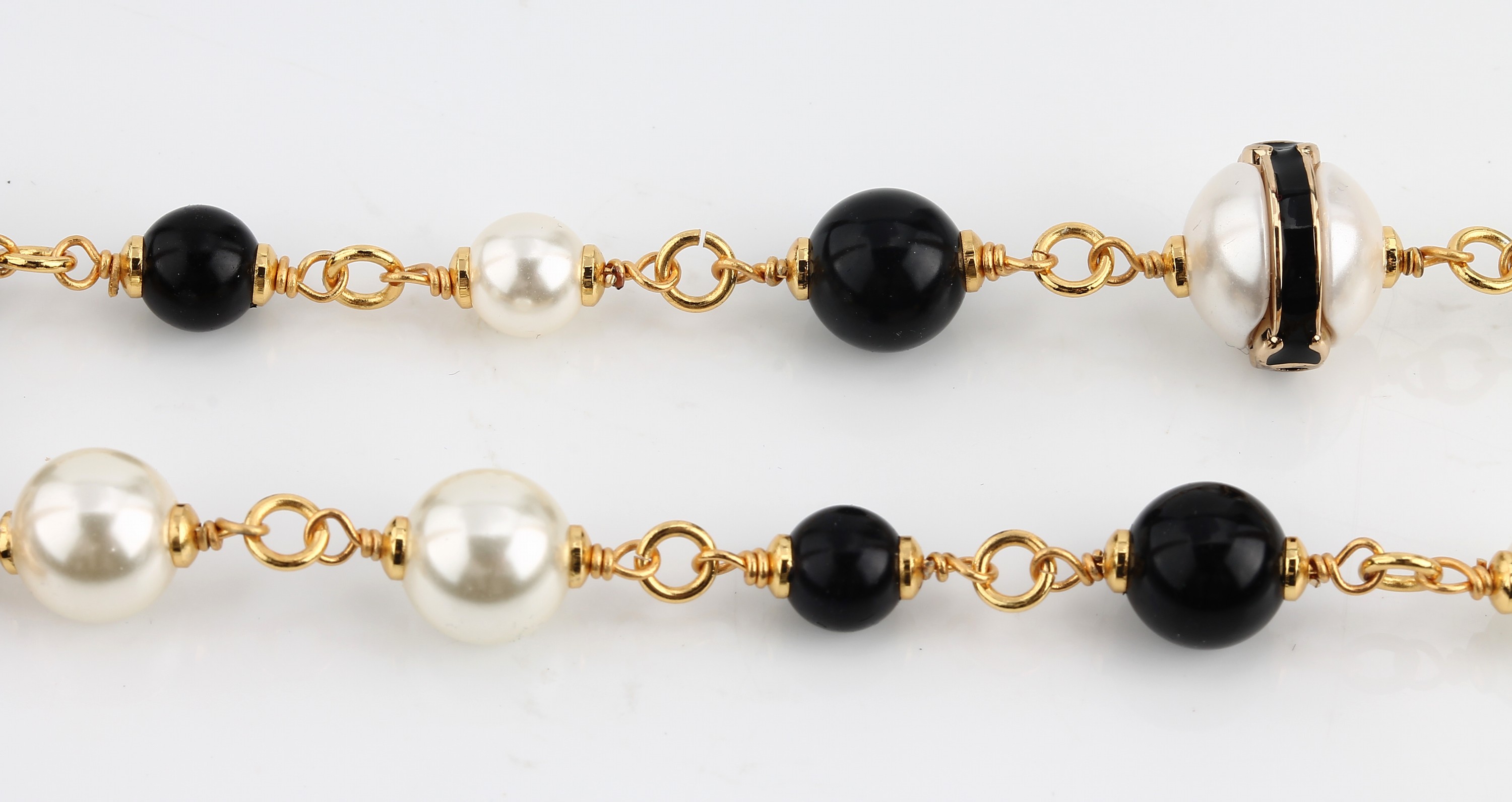 Detail a: Langes CHANEL Modeschmuck-Collier, Paris, Metall verg., weiße Kunstperlen, schwarze Harzperlen, ca. 6 - 8 mm, CC-Embleme, L. ca. 100 cm, ...