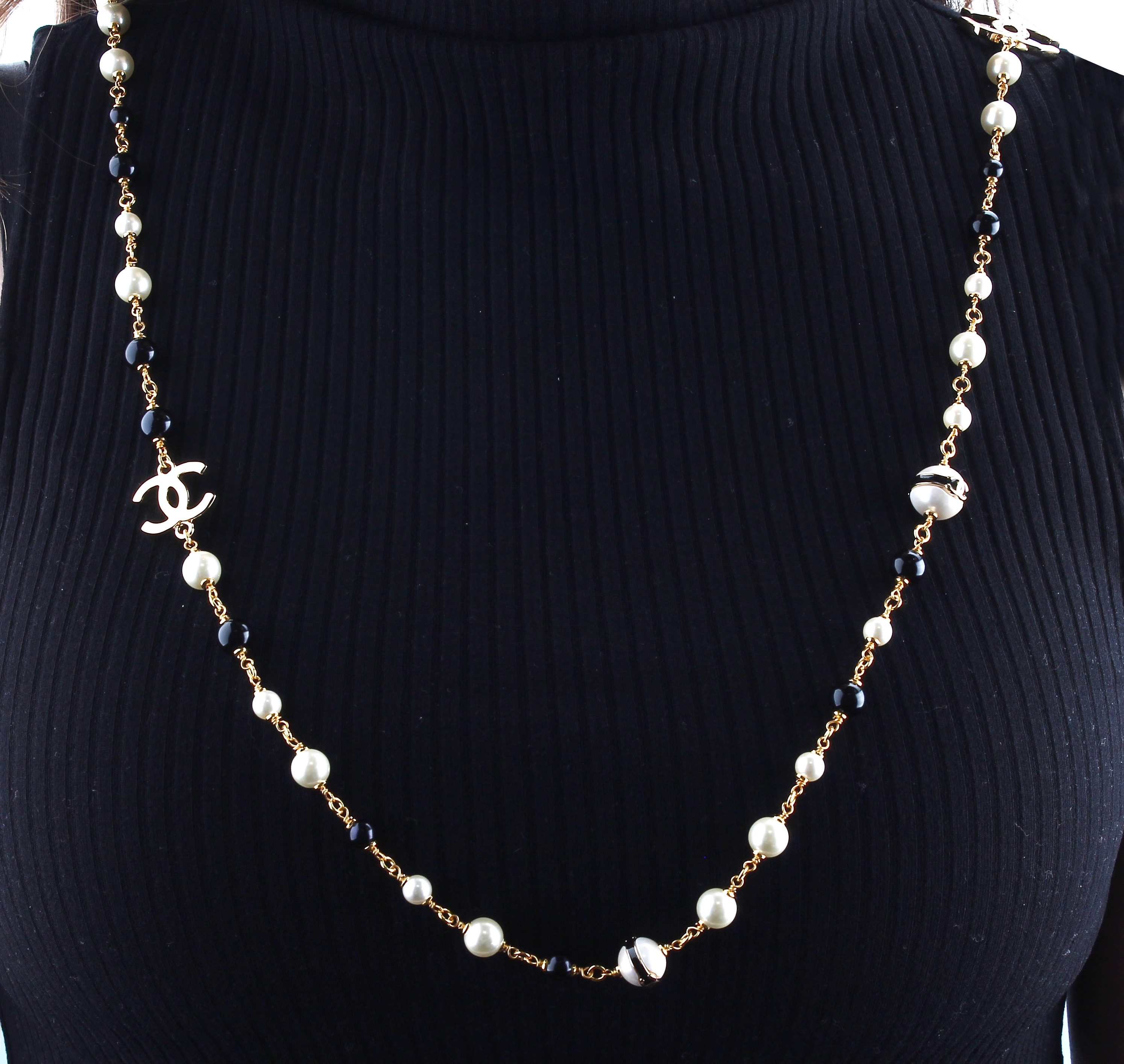 Detail c: Langes CHANEL Modeschmuck-Collier, Paris, Metall verg., weiße Kunstperlen, schwarze Harzperlen, ca. 6 - 8 mm, CC-Embleme, L. ca. 100 cm, ...