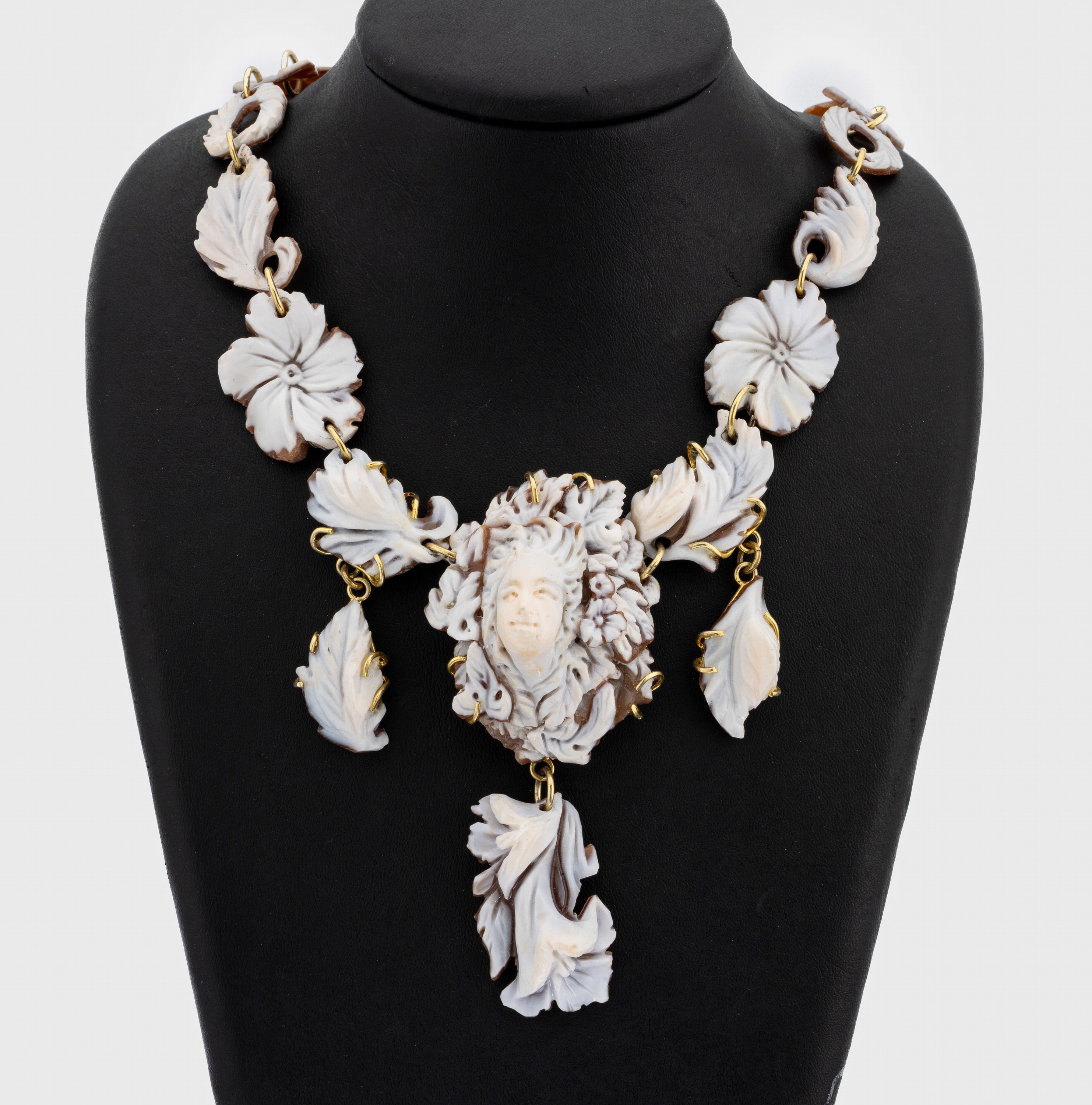 Ausgefallenes Muschelkamee-Collier, Italien um1930/40, 925er Silber verg., Muschelkameen geschnitten und grav., mittig erhabener Damenkopf, Blätter ...