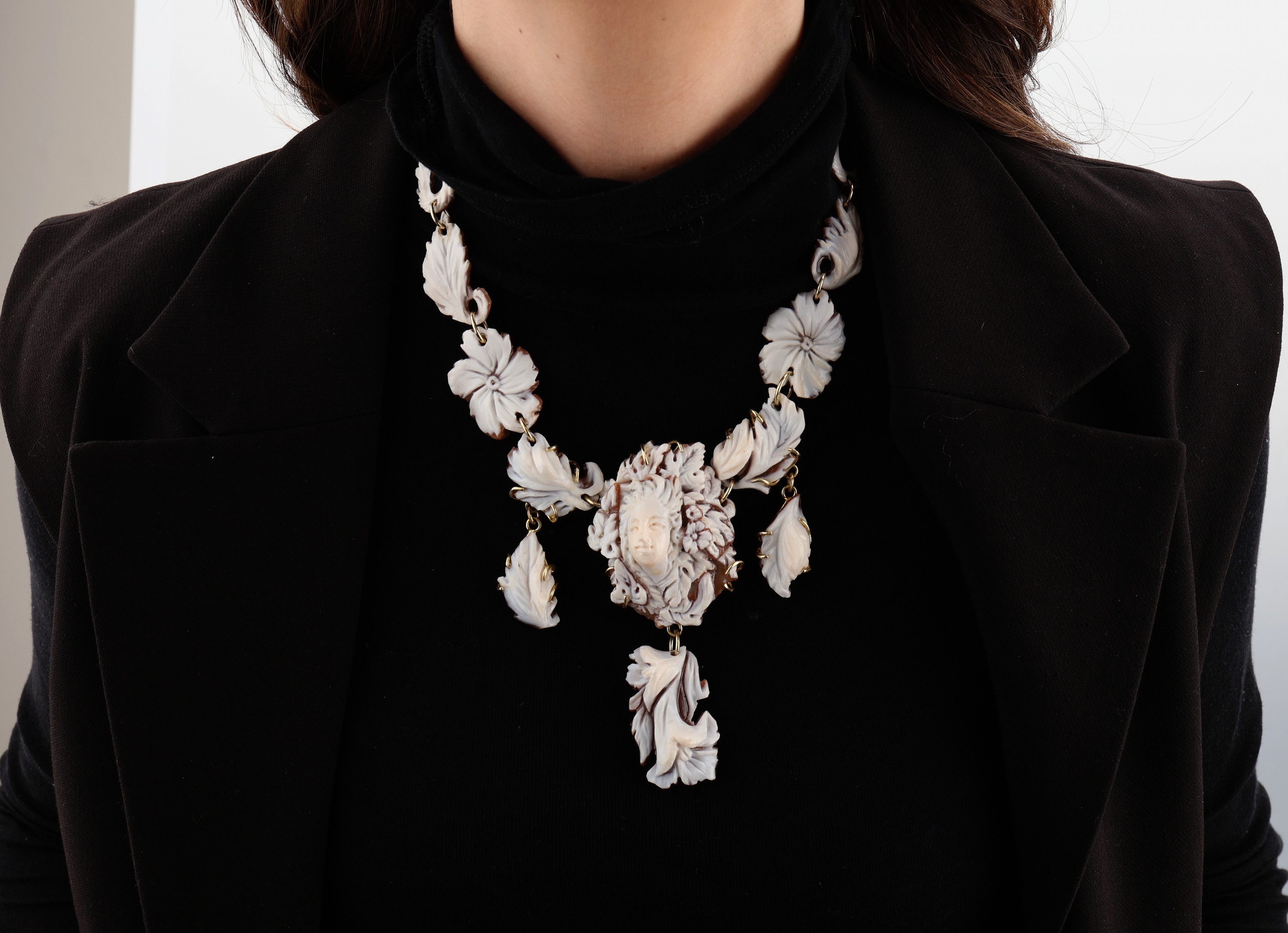Detail a: Ausgefallenes Muschelkamee-Collier, Italien um1930/40, 925er Silber verg., Muschelkameen geschnitten und grav., mittig erhabener Damenkopf, Blätter ...