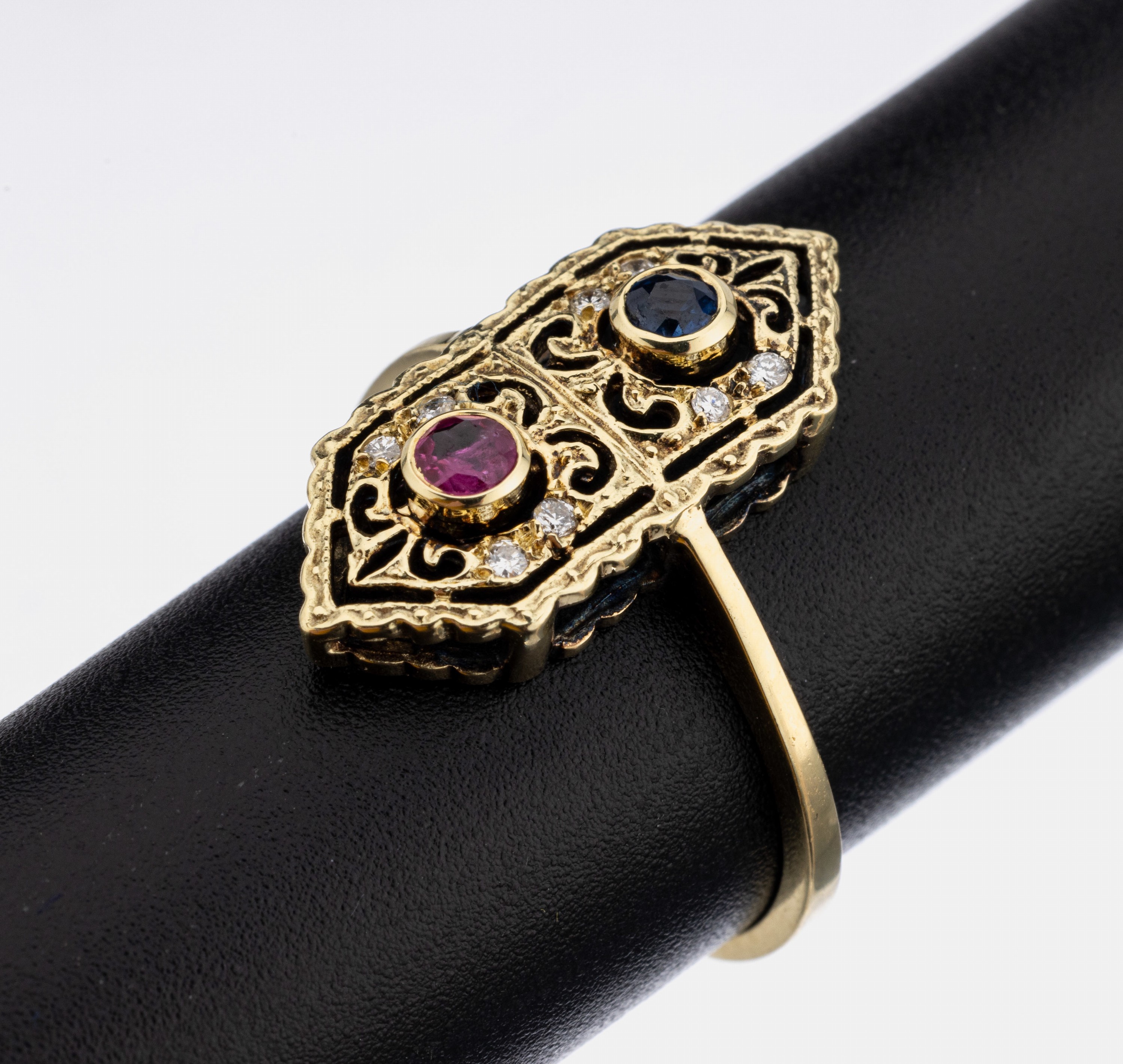 14 kt Gold Rubin-Saphir-Diamant Ring, GG 585/000, rundfacett. Rubin und Saphir, Durchbrucharbeit, kl. Diamantbes., RW 55, ca. 3.3 g