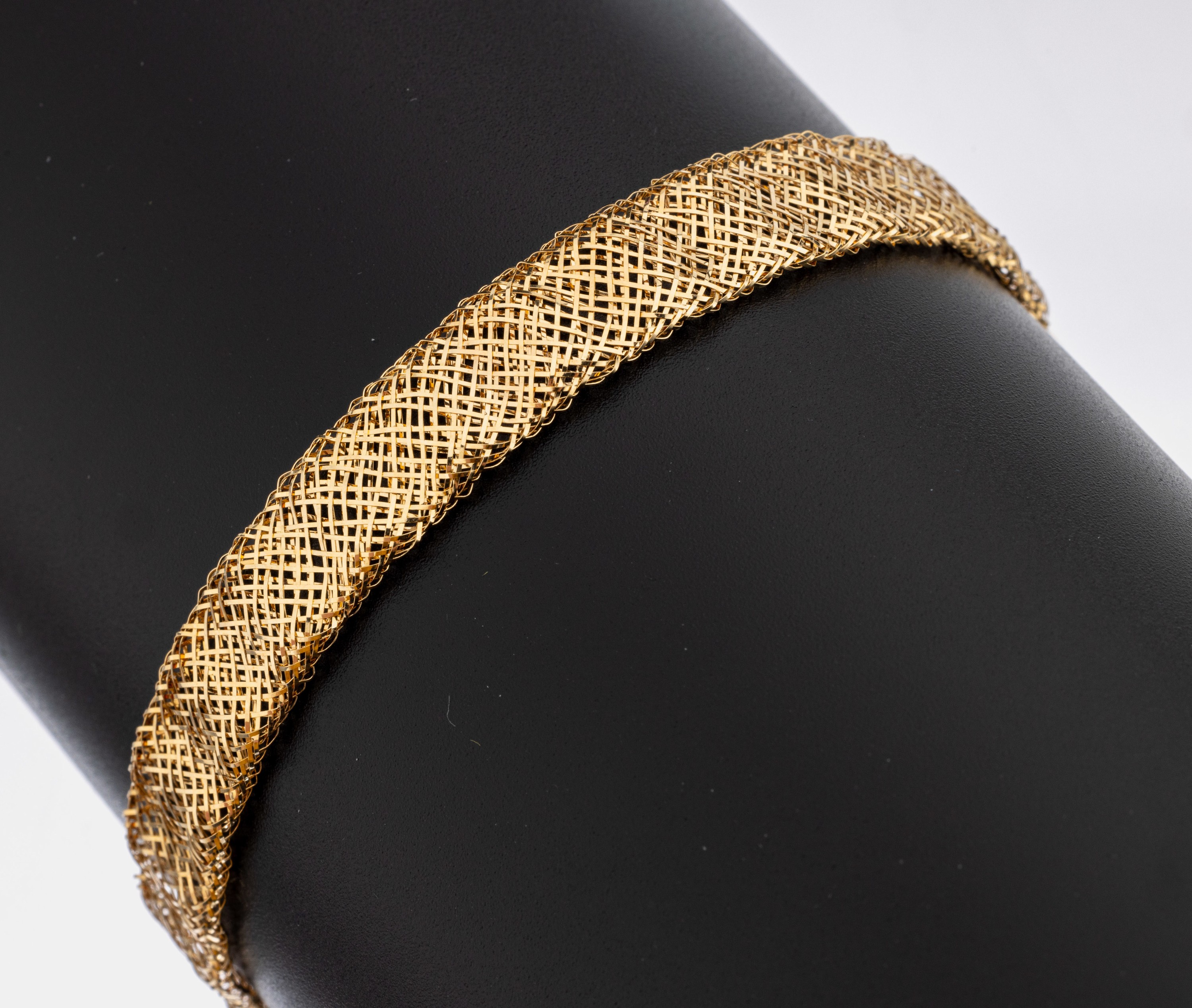 18 kt Gold Armband, GG 750/000, aufw. filigran geflochten, L. ca. 18 cm, B. ca. 8 mm, ca. 4.7 g