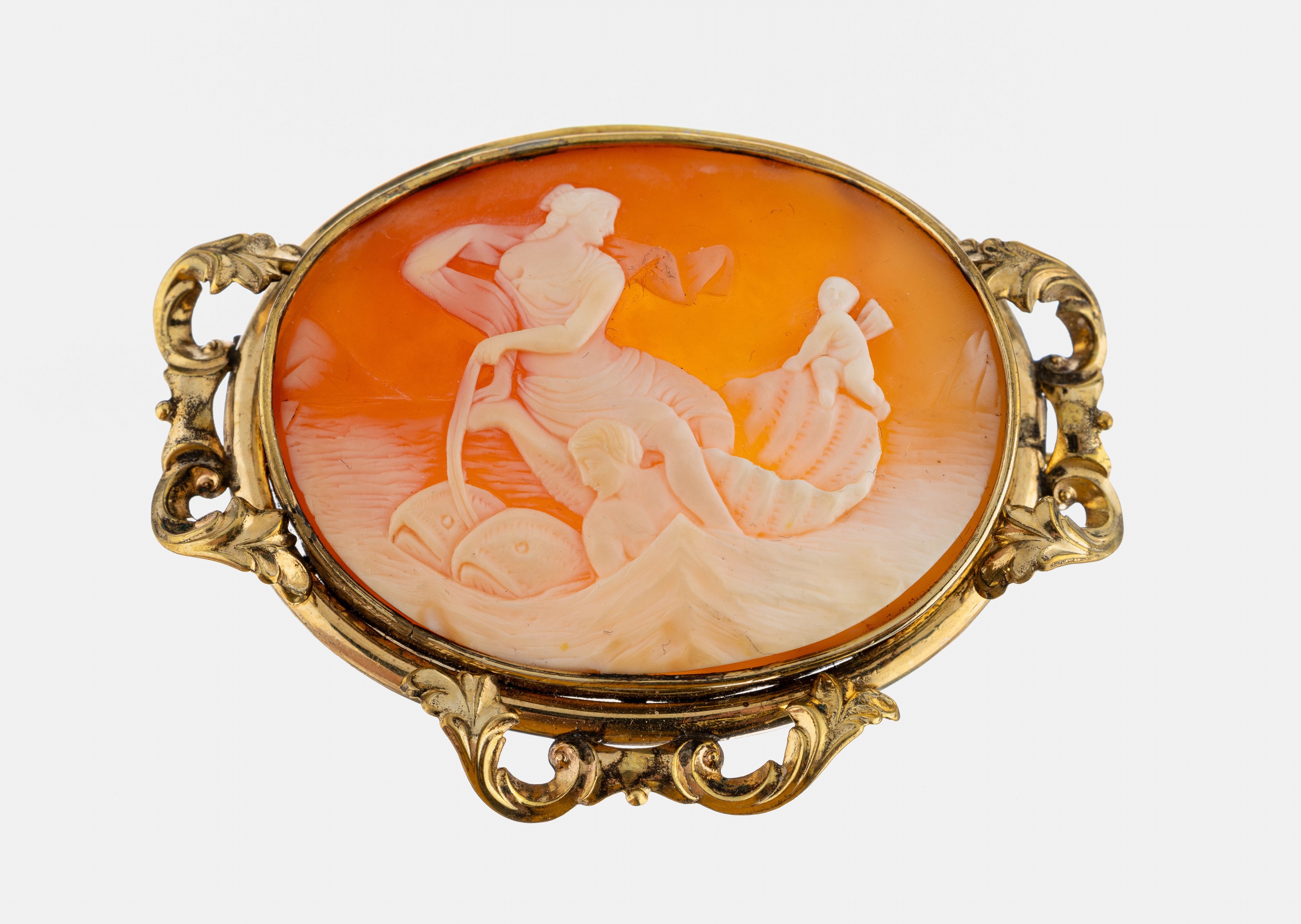 Kamee-Brosche, um 1890, Silber verg., Muschelkamee mit antiker Darstellung, wohl Meeresgöttin Tetes mit Putto und Fischen,ca. 6 x 4 cm