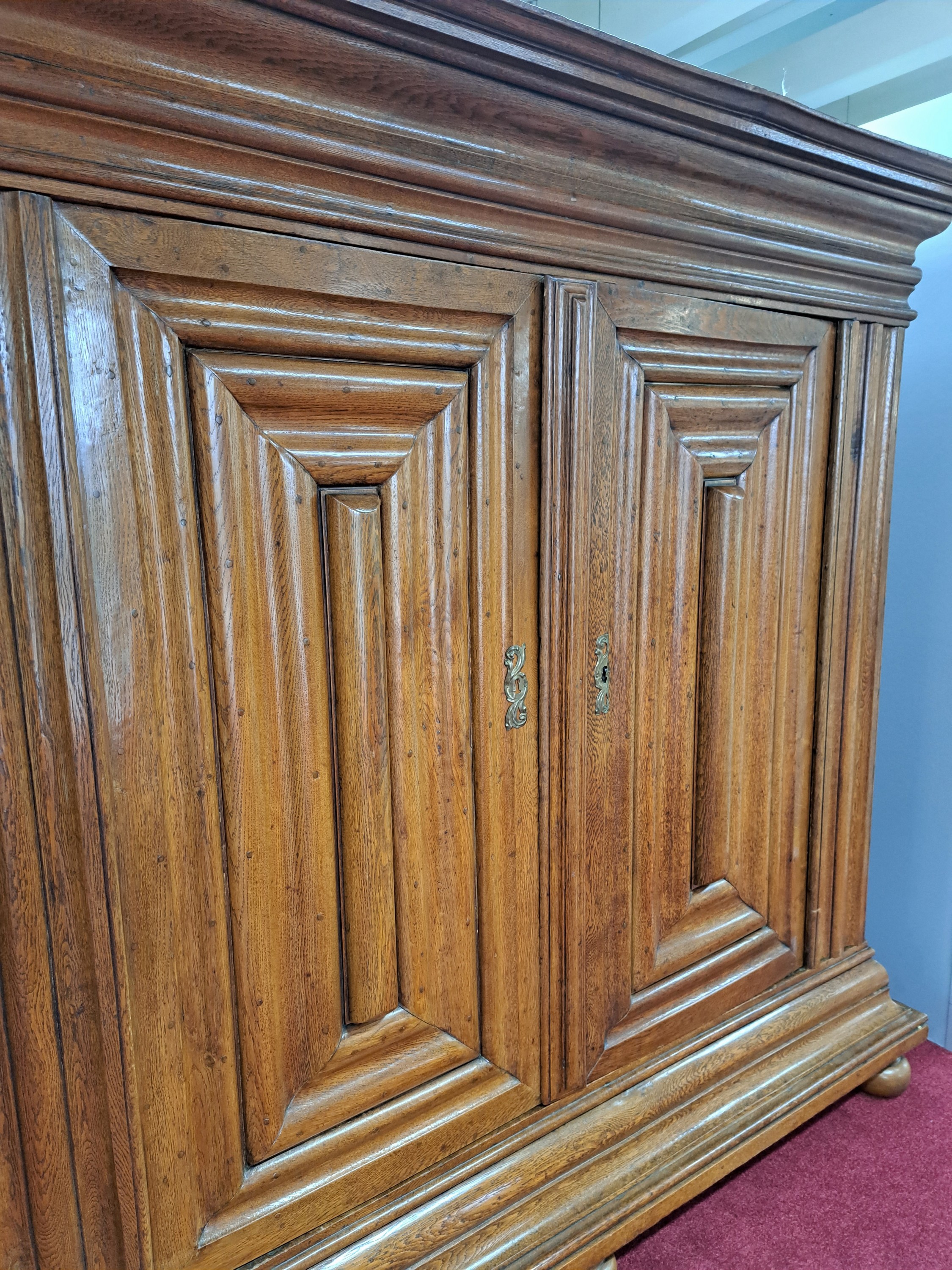 Detail a: Barockschrank, sog. Frankfurter Wellenschrank, Hessen, um 1750/60, Eiche massiv, stiltyp. Wellenauflagen, orig. Schloß, Schlüssel, schöne Patina, ...