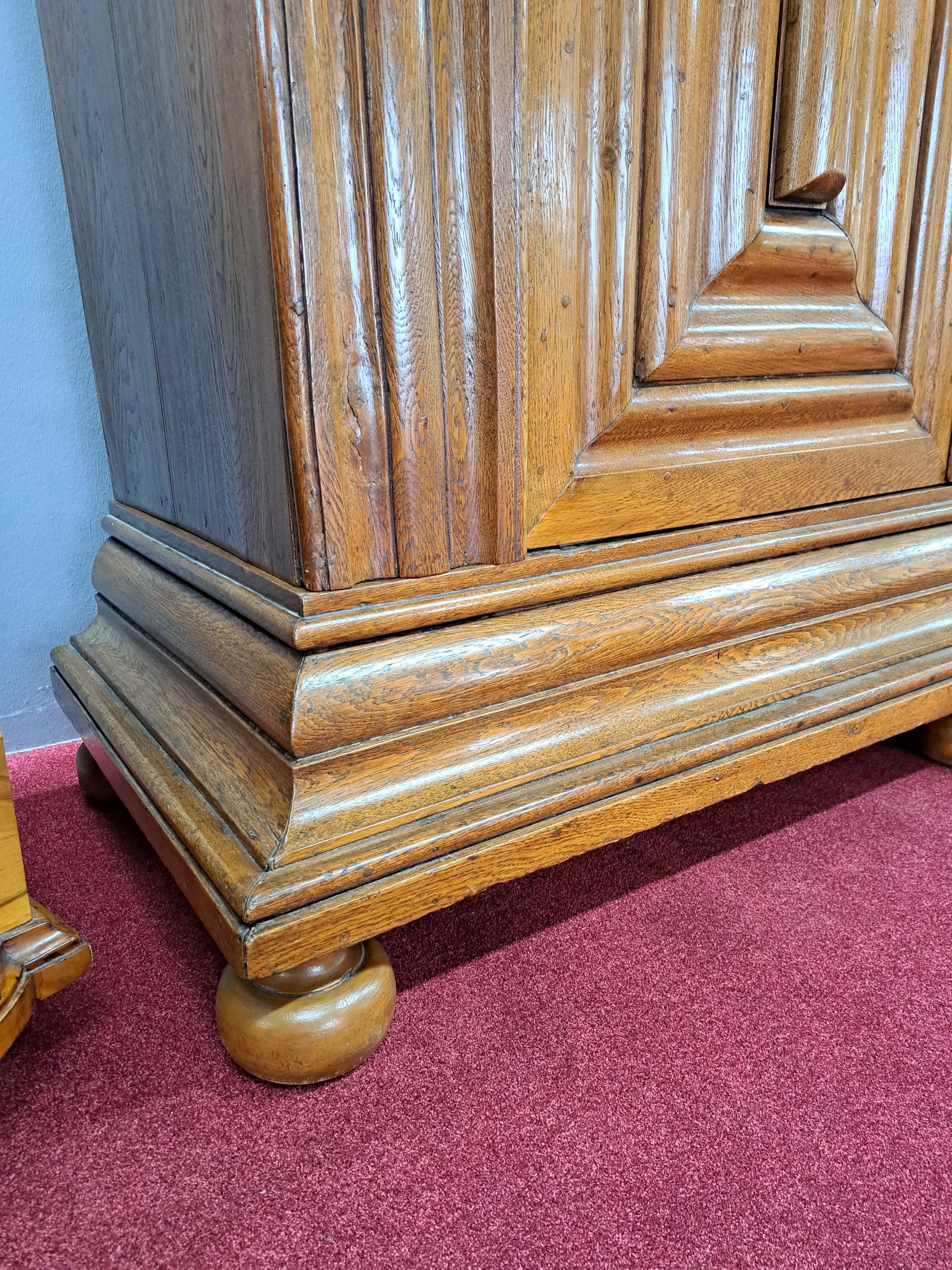 Detail b: Barockschrank, sog. Frankfurter Wellenschrank, Hessen, um 1750/60, Eiche massiv, stiltyp. Wellenauflagen, orig. Schloß, Schlüssel, schöne Patina, ...