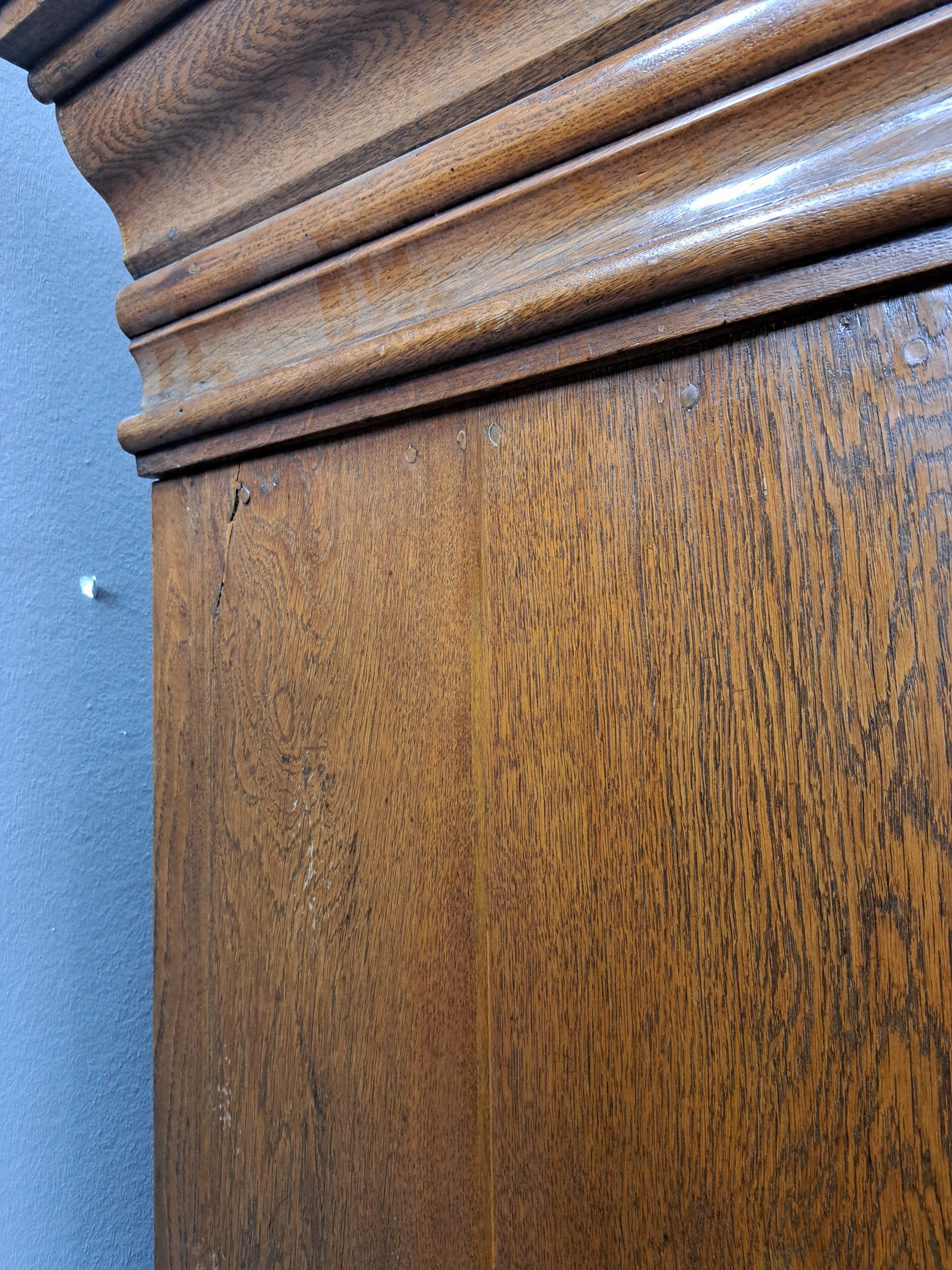 Detail c: Barockschrank, sog. Frankfurter Wellenschrank, Hessen, um 1750/60, Eiche massiv, stiltyp. Wellenauflagen, orig. Schloß, Schlüssel, schöne Patina, ...