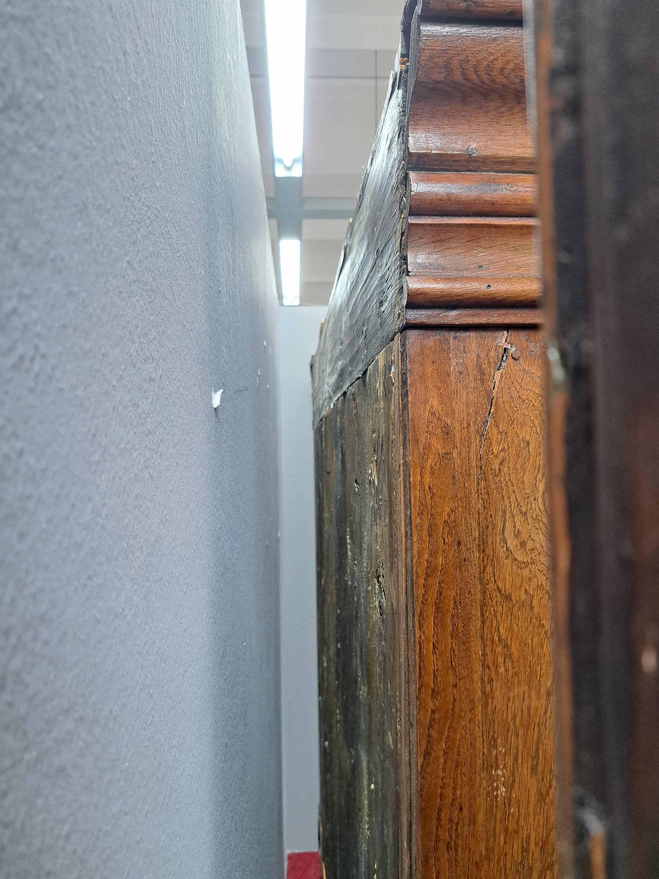 Detail d: Barockschrank, sog. Frankfurter Wellenschrank, Hessen, um 1750/60, Eiche massiv, stiltyp. Wellenauflagen, orig. Schloß, Schlüssel, schöne Patina, ...